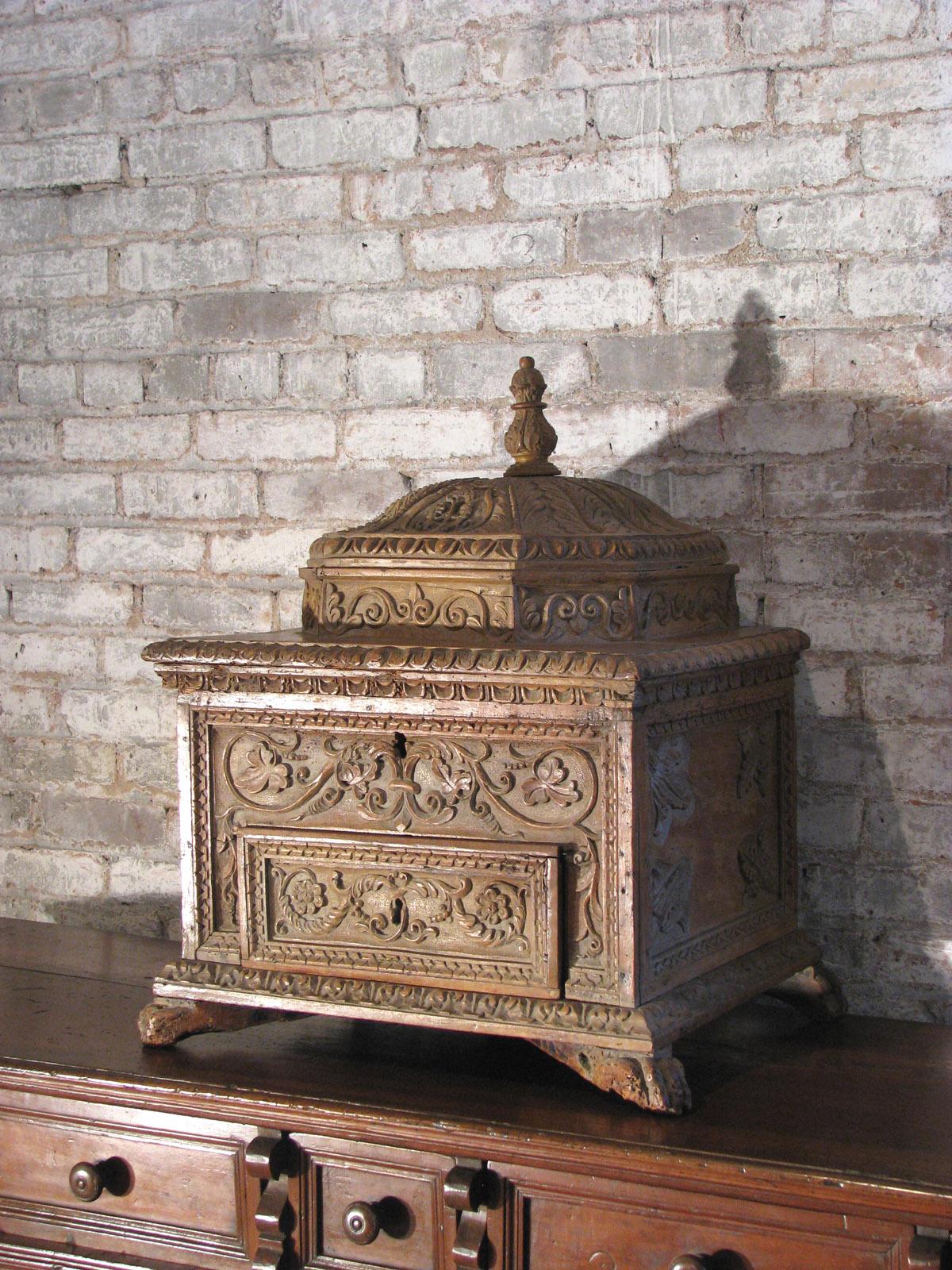 Early 18th century Italian Baroque  Carved Walnut Dome-Top Box In Good Condition For Sale In Troy, NY