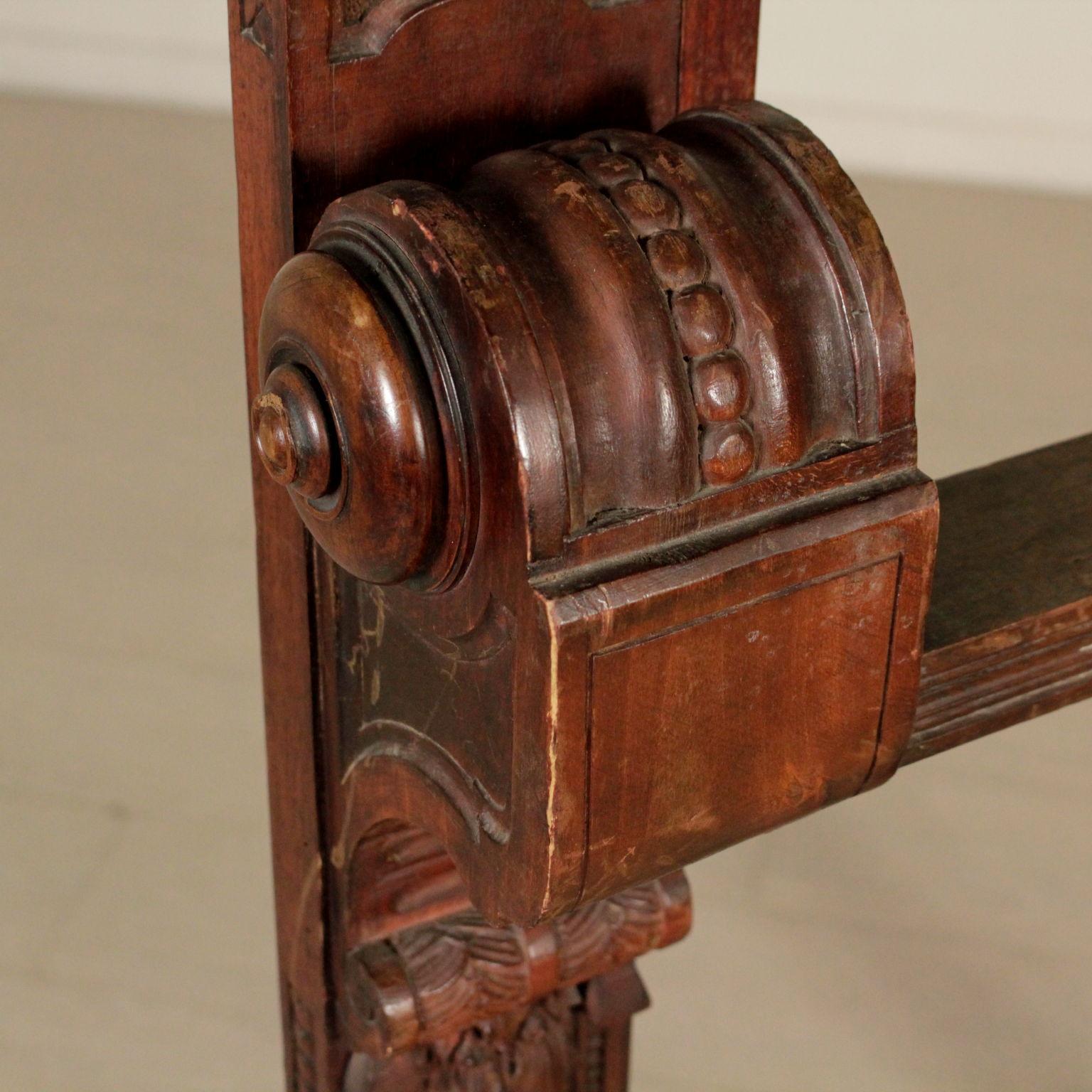 Carved Easel for Paintings In Distressed Condition In Milano, IT