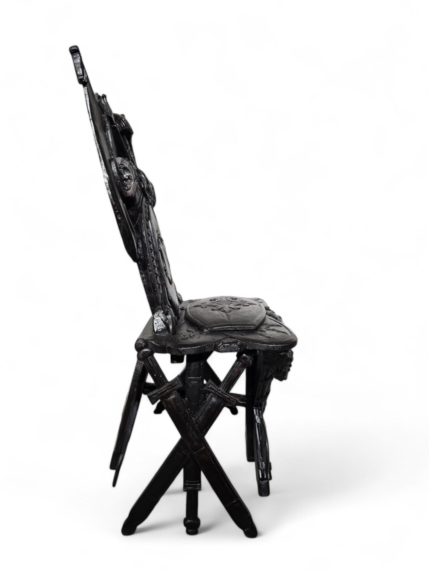 Dieser seltene italienische Stuhl aus ebonisiertem Holz aus dem 19. Jahrhundert ist ein beeindruckendes Beispiel für das Design von Militärtrophäen der Grand Tour. Der Stuhl ist mit komplizierten, klaren und gut definierten Schnitzereien auf allen