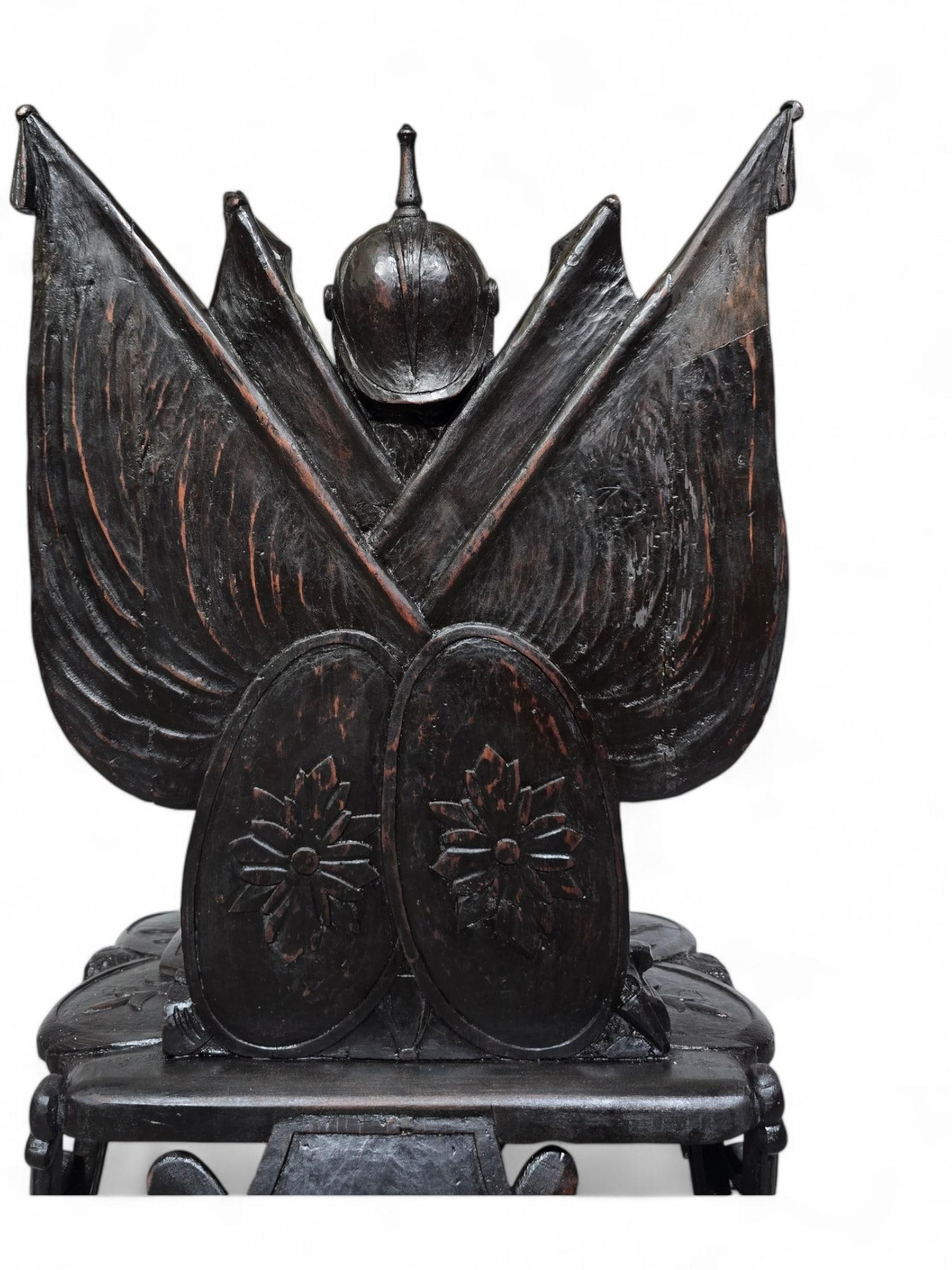Geschnitzter ebonisierter Grand Tour-Militärtrophäenstuhl aus Holz (Mittleres 19. Jahrhundert) im Angebot