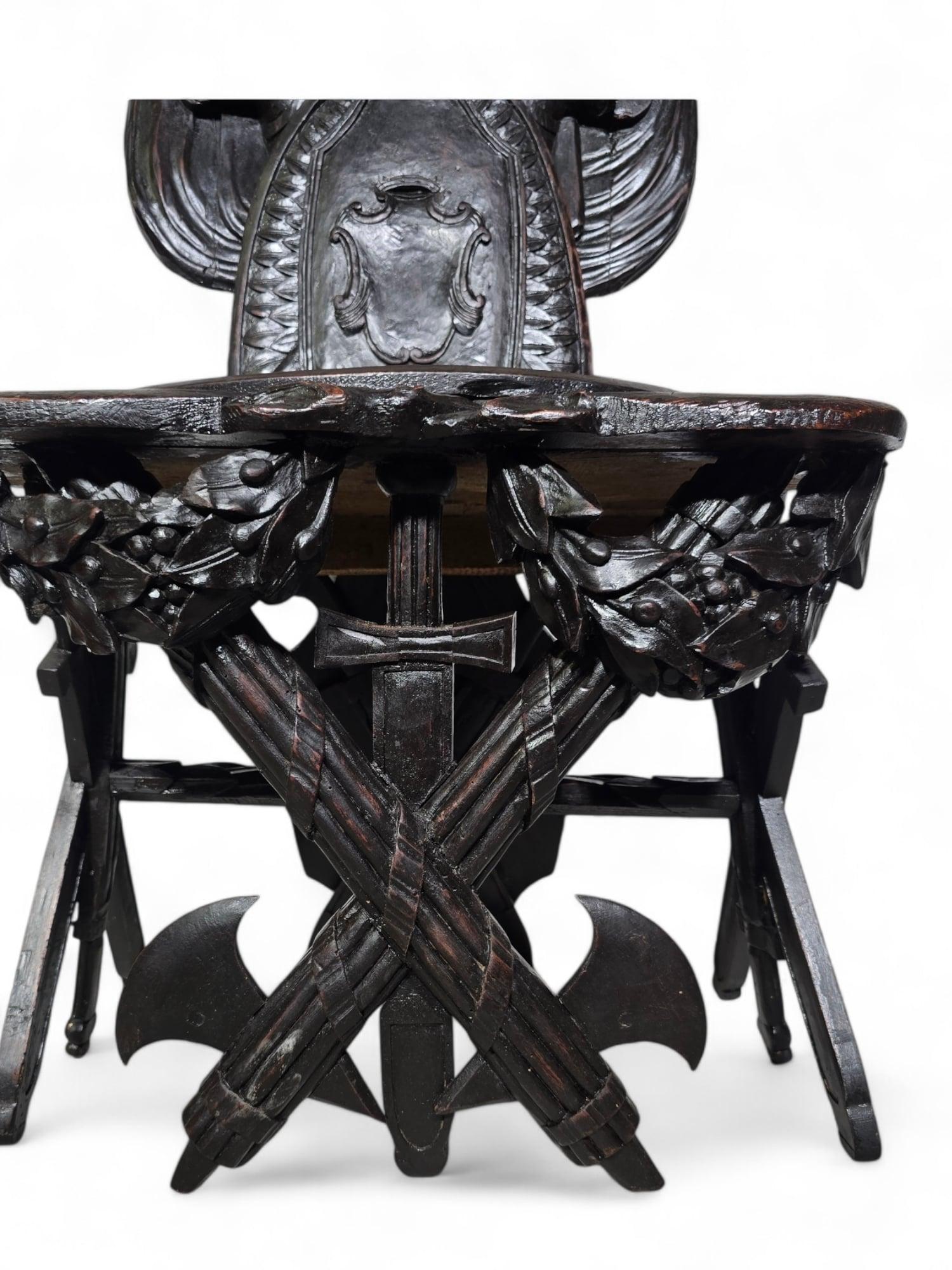 Geschnitzter ebonisierter Grand Tour-Militärtrophäenstuhl aus Holz im Angebot 2