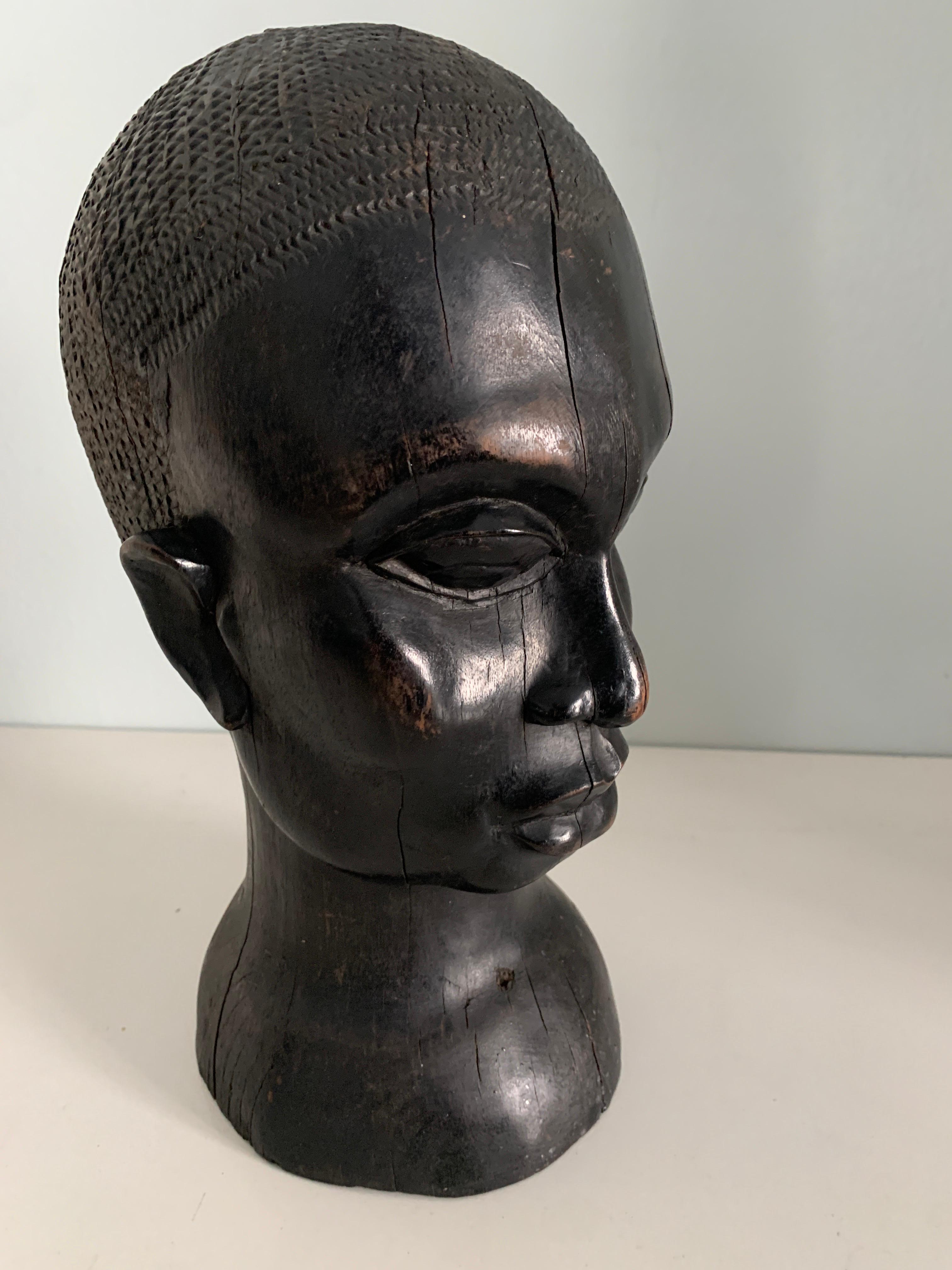 Tête africaine en bois sculpté en vente 1