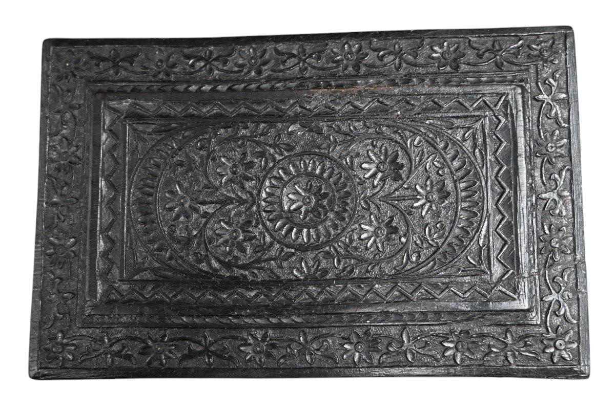 Extraordinaria caja angloindia de Vizagapatam en ébano macizo totalmente tallado, finales del siglo XIX.
Filigrana ornamentada y decoración floral esculpida en todos los lados.
Interior de sándalo.
Falta la llave
Muy buen estado sin