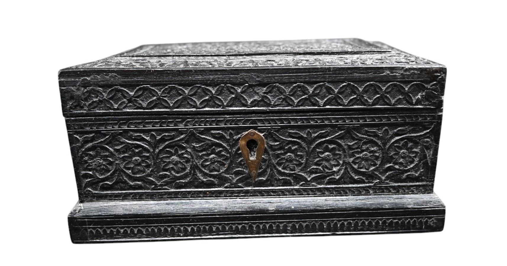 Caja de ébano tallado, caja angloindia de Vizagapatam siglo XIX en venta