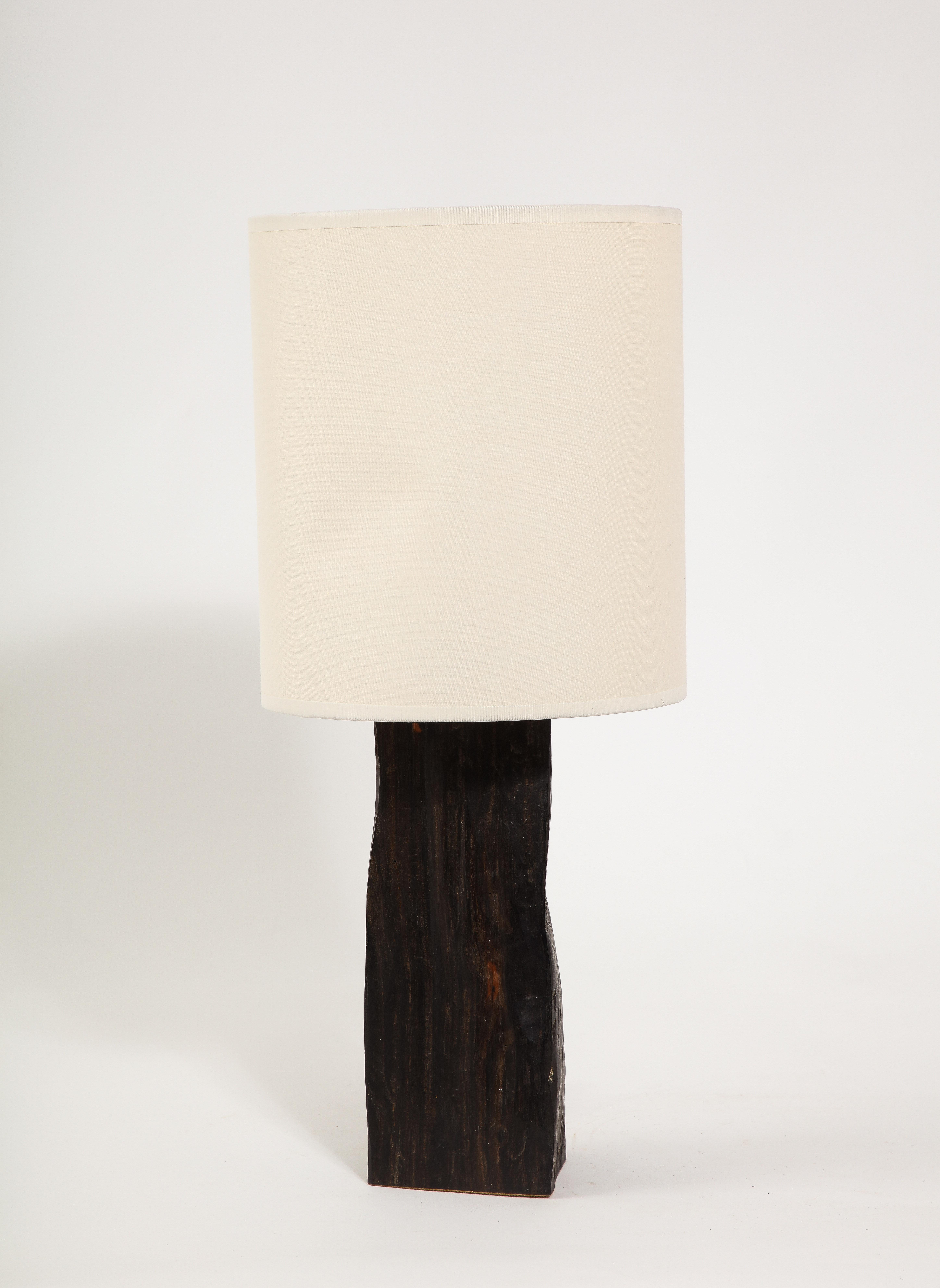 Lampe de table en ébène massif avec une finition polie à la main

11x5x4 Base seulement
