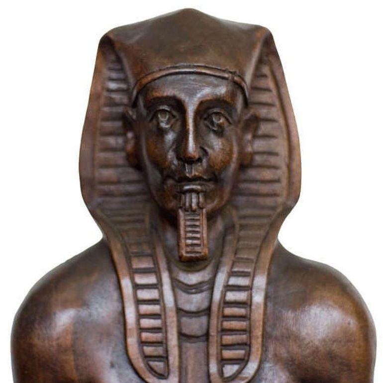 Chaise sculptée représentant le portrait d'Amenhotep III, également connu sous le nom d'Amenhotep le Magnifique, 9e pharaon d'Égypte. Son règne fut une période de prospérité et de splendeur artistique sans précédent, au cours de laquelle l'Égypte