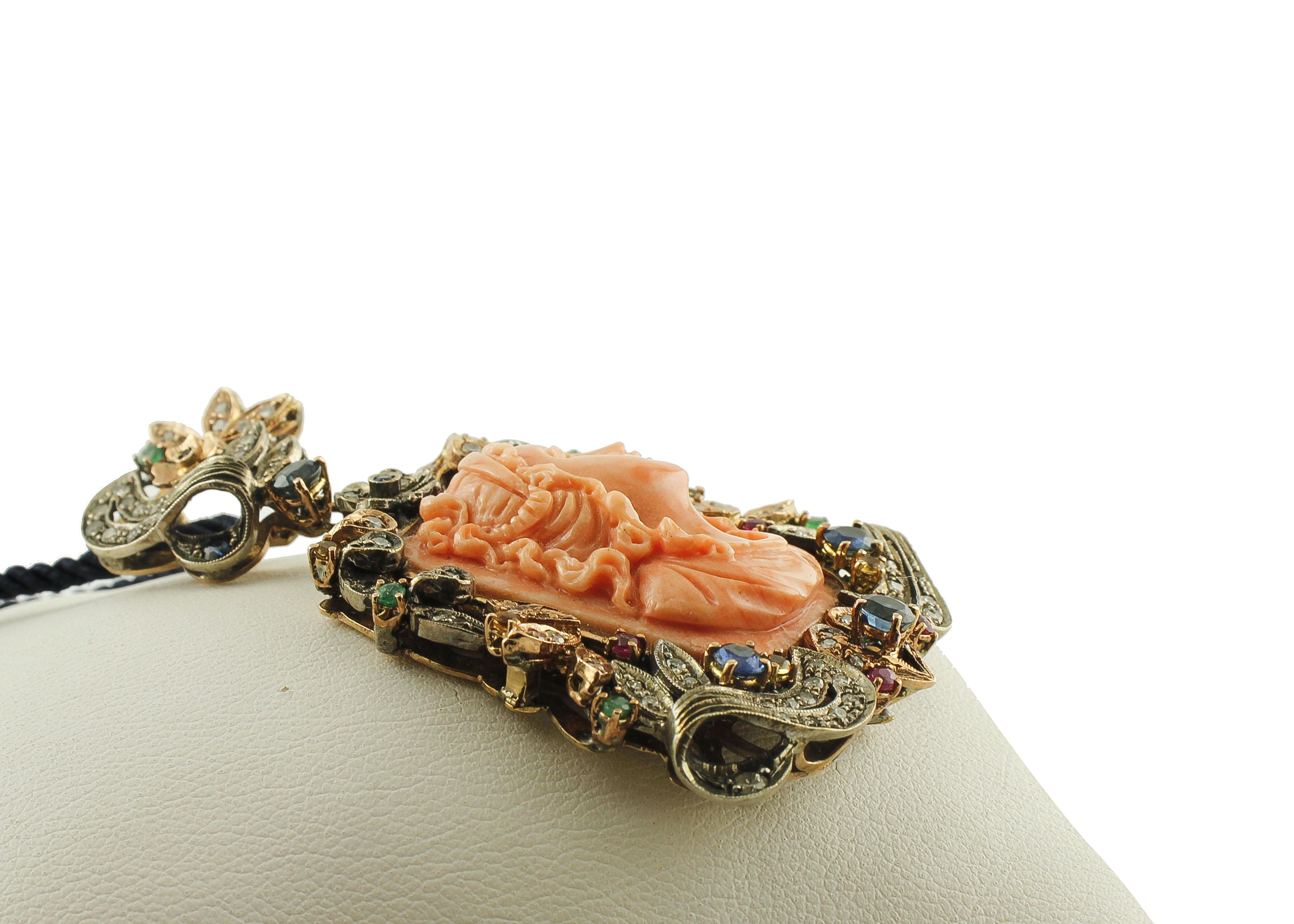 Taille ronde Corail orange gravé, diamants, rubis, saphirs bleus, pendentif en or et argent en vente