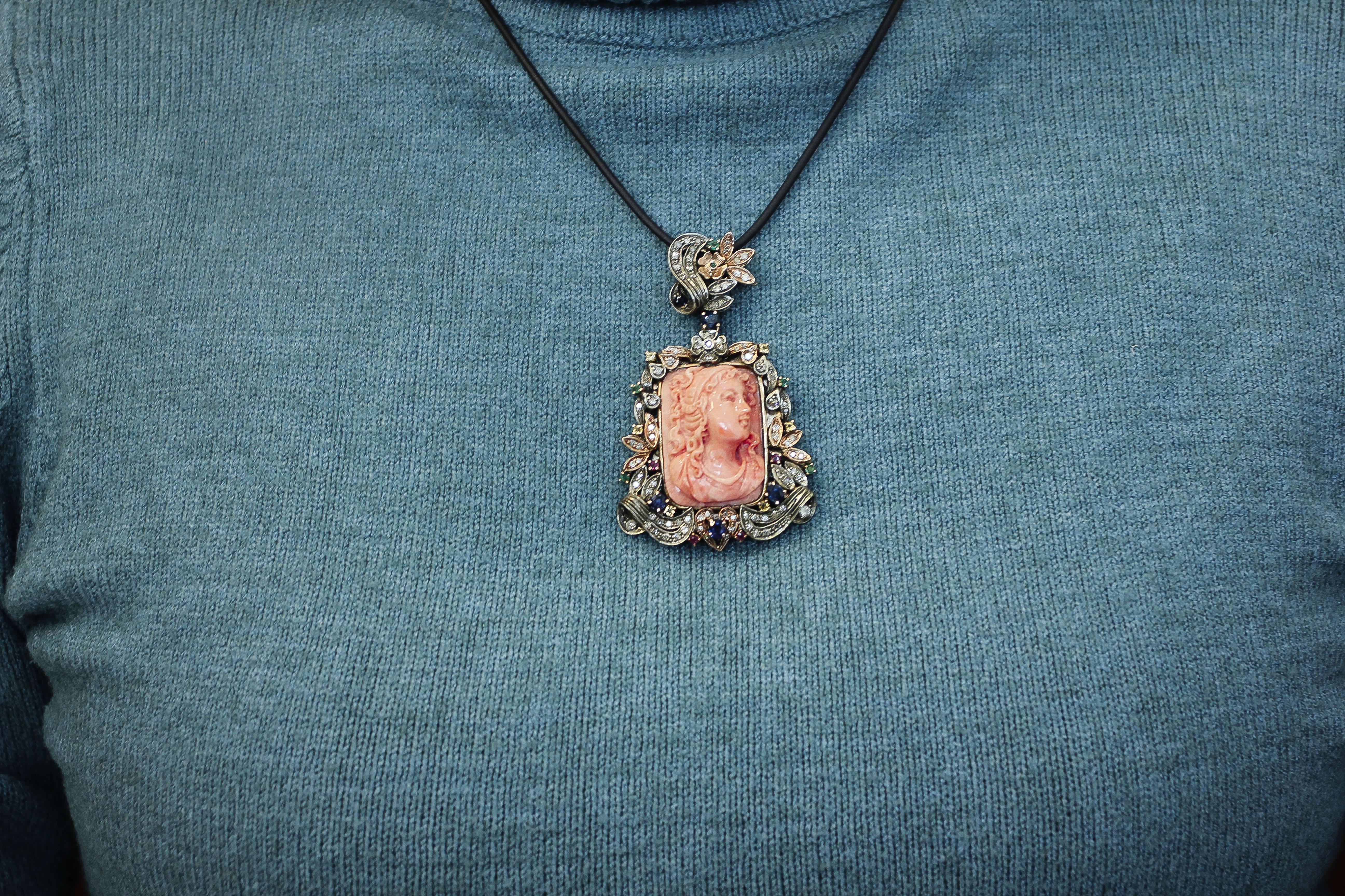 Corail orange gravé, diamants, rubis, saphirs bleus, pendentif en or et argent Pour femmes en vente