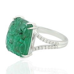 Bague en or 18 carats avec diamants et émeraude sculptée