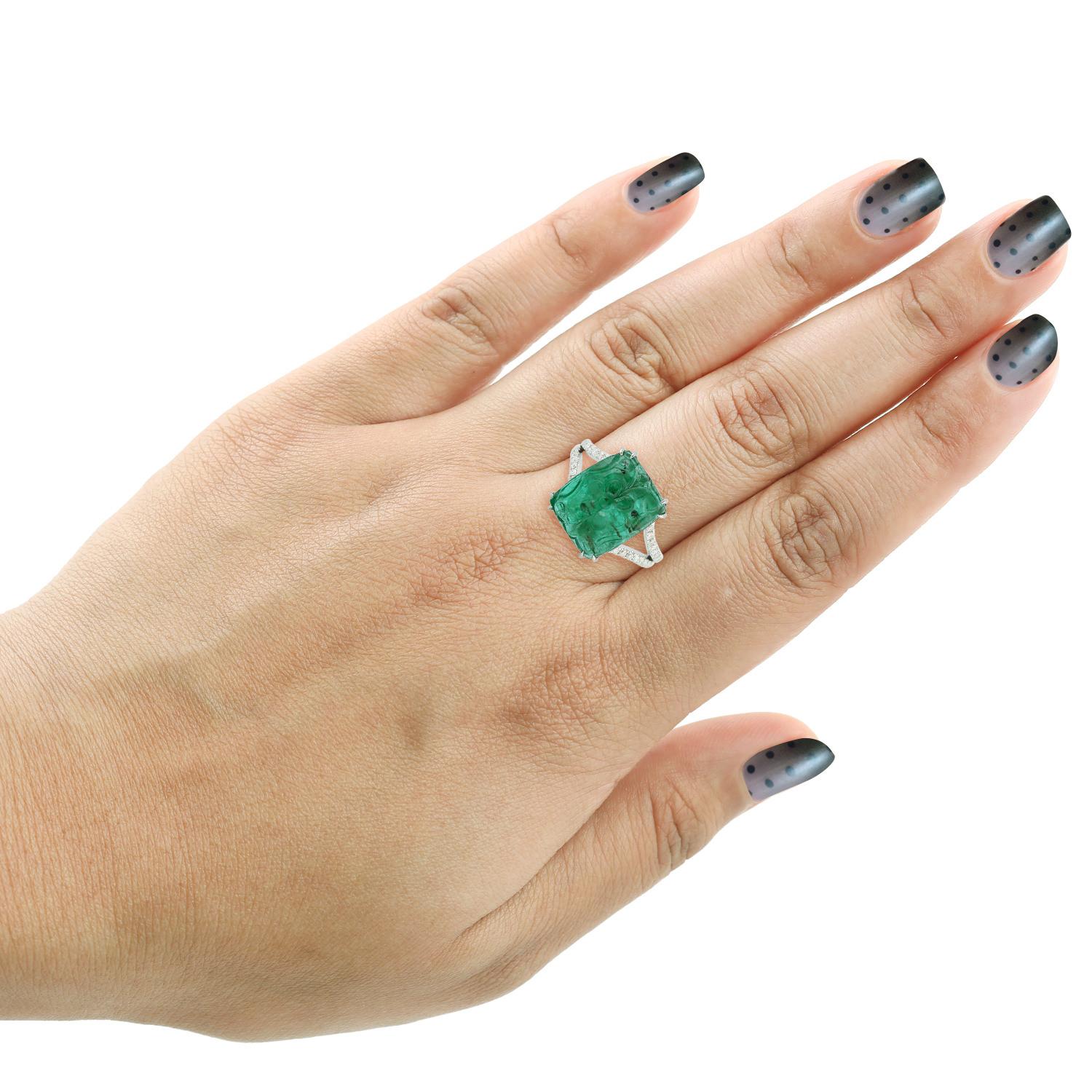 Contemporary Carved Emerald 18 Karat Gold Diamond Ring For Sale