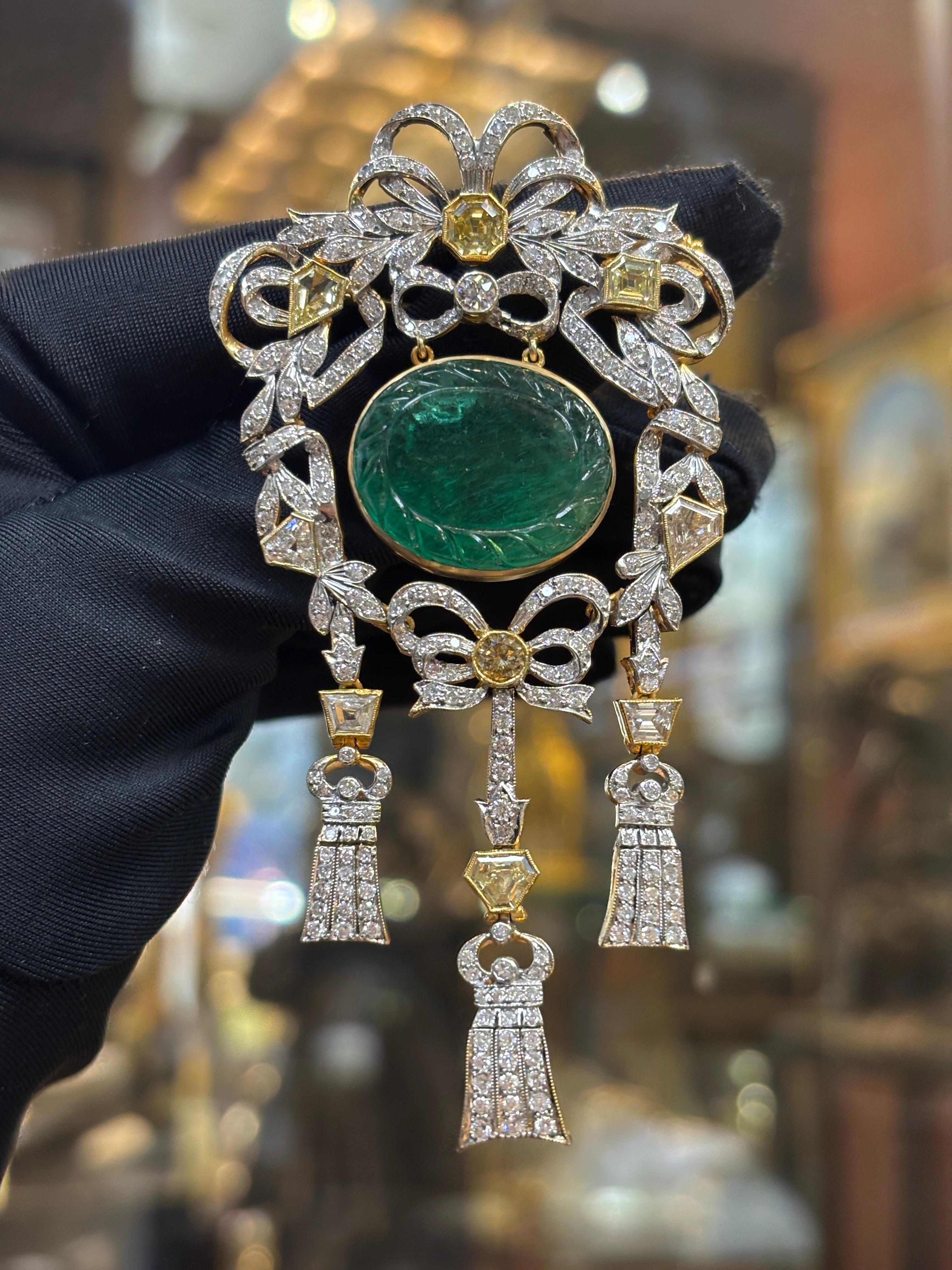 Brosche mit geschnitztem Smaragd und Diamant

Eine kunstvolle Brosche mit einem geschnitzten Smaragd in der Mitte, akzentuiert mit farbigen Diamanten im Phantasieschliff und weißen Diamanten im Rundschliff. Kann auch als Anhänger getragen