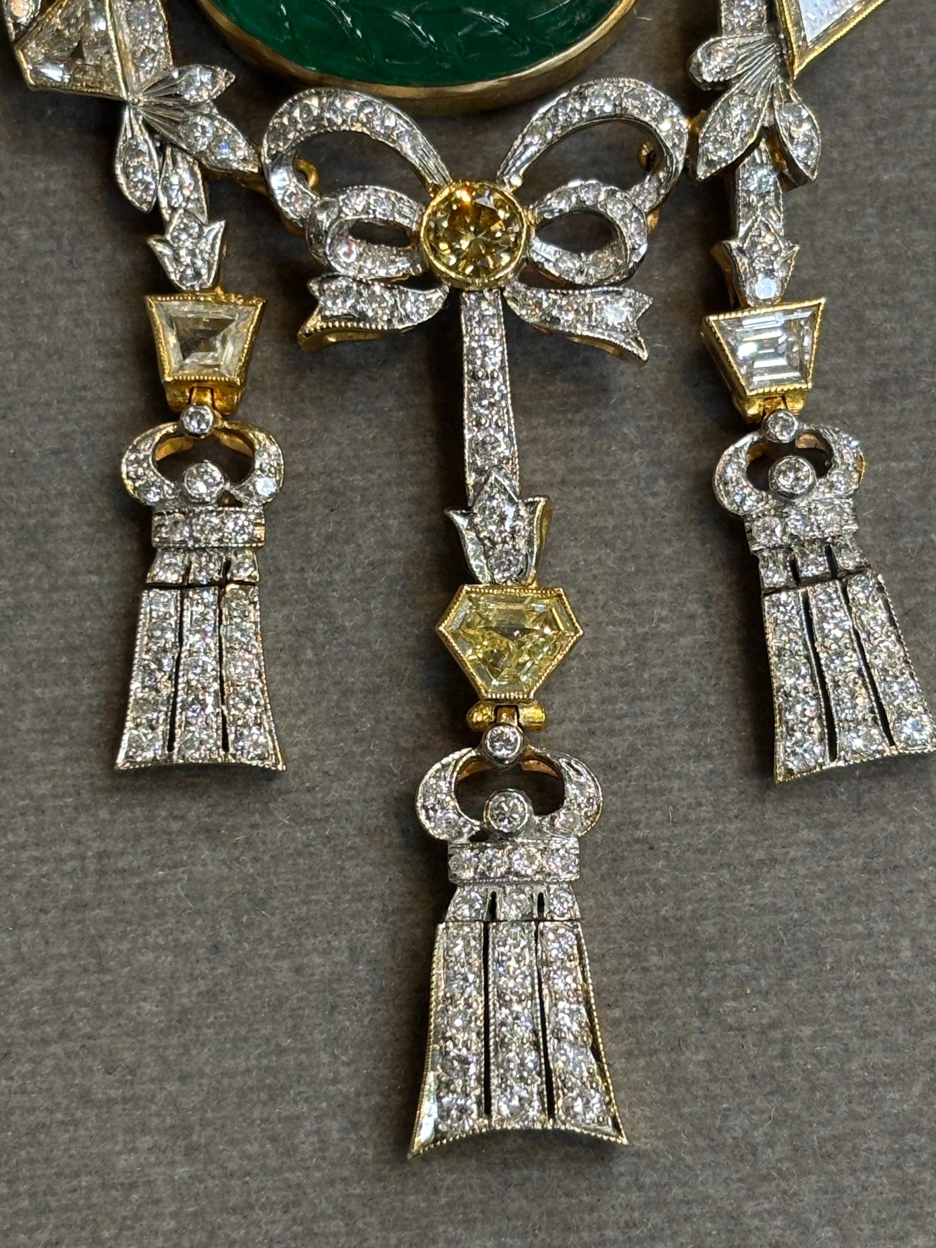 Brosche mit geschnitztem Smaragd und Diamant Damen im Angebot