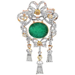 Brosche mit geschnitztem Smaragd und Diamant