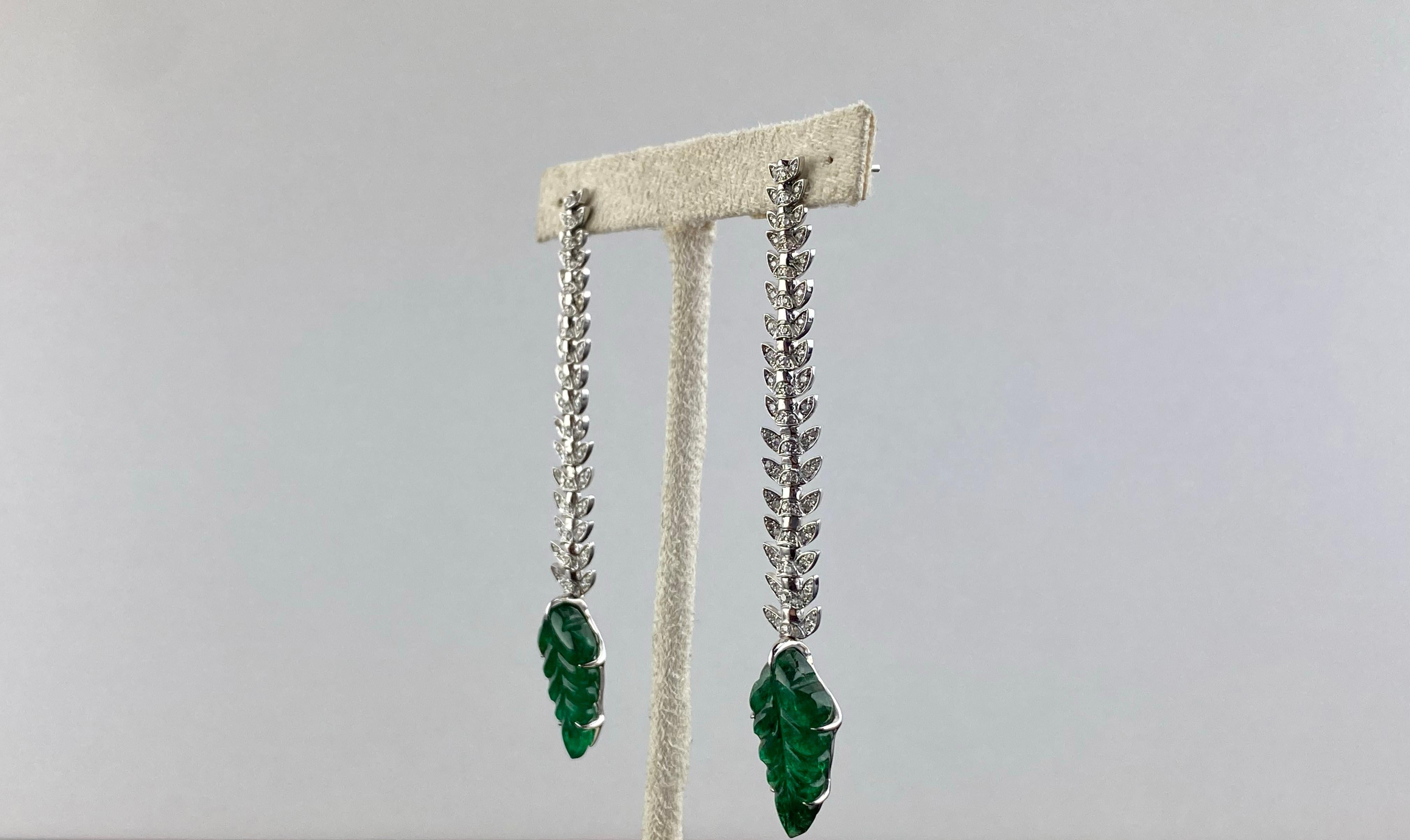 Carved Emerald and Diamond Dangle Earrings in 18K White Gold In New Condition For Sale In Bangkok, Thailand