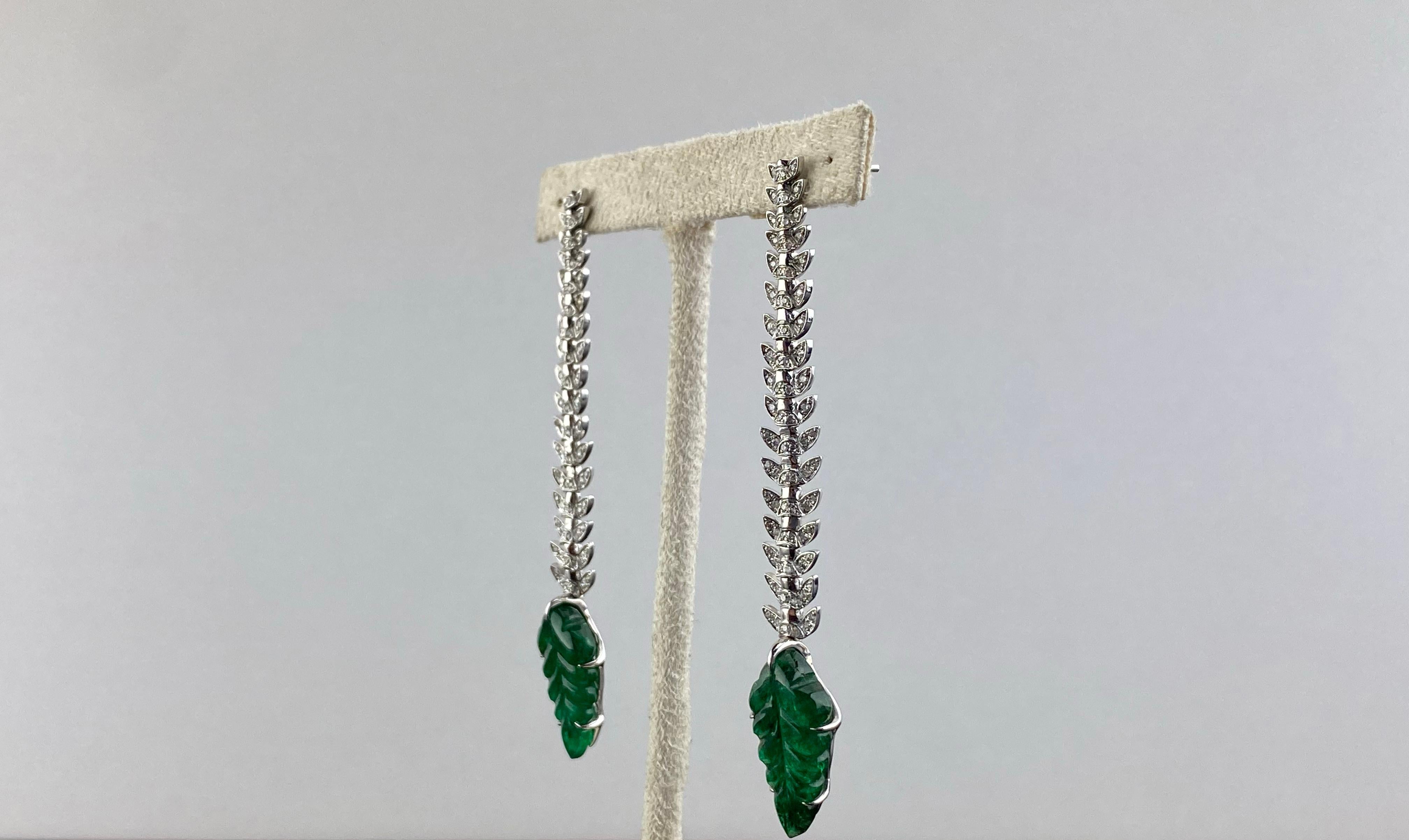 Carved Emerald and Diamond Dangle Earrings in 18K White Gold In New Condition In Bangkok, Thailand