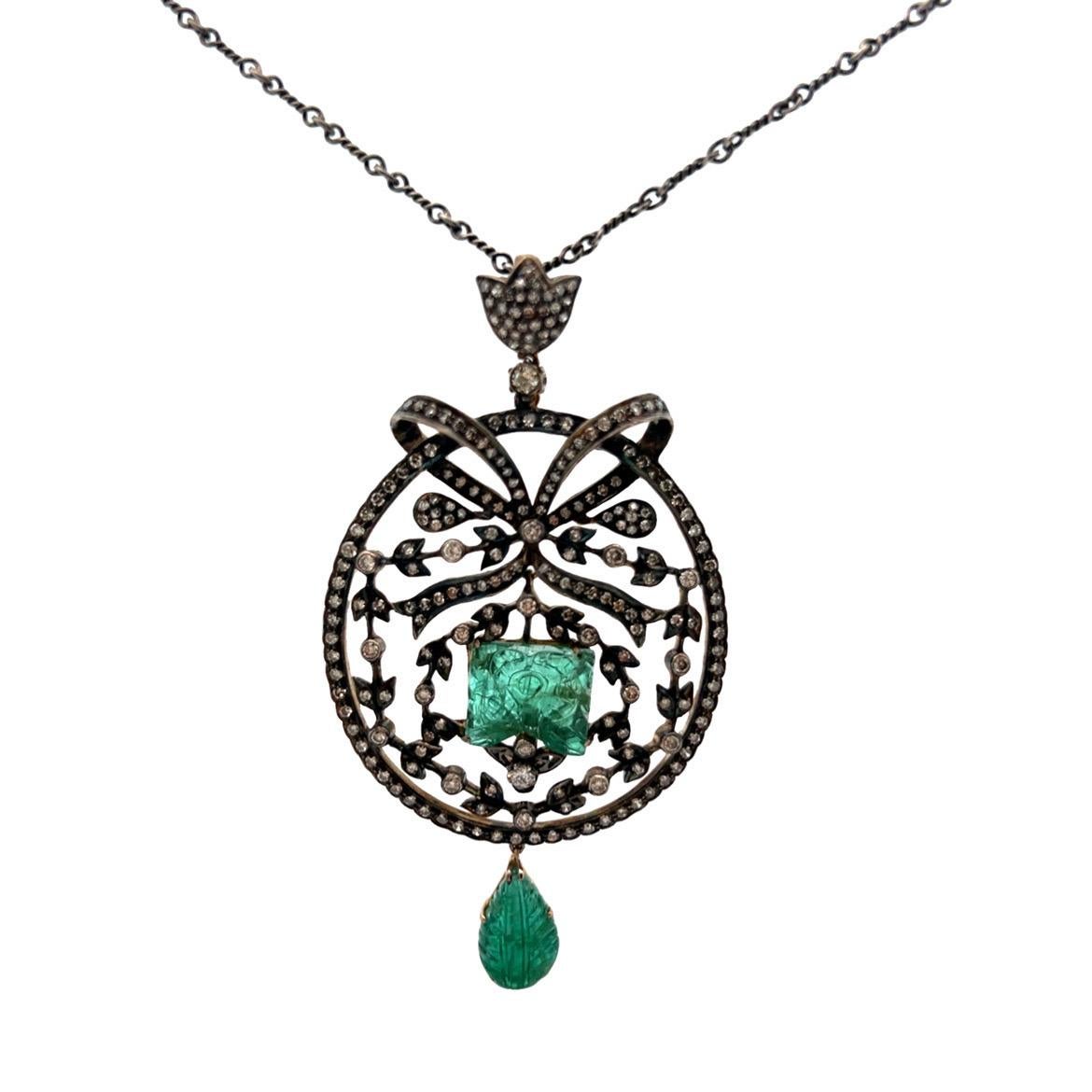 Collana con smeraldo intagliato e diamanti in vendita 5