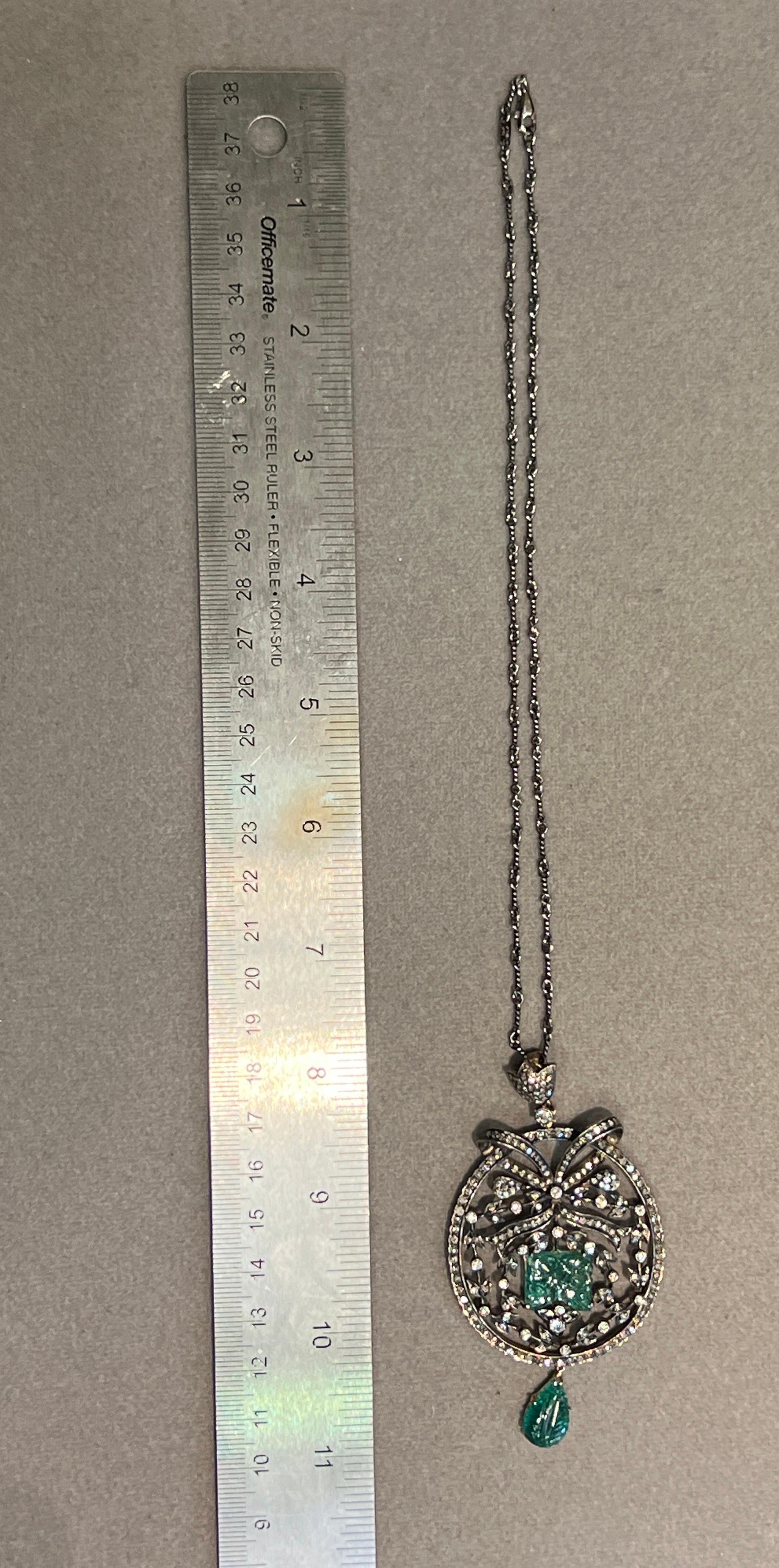 Collana con smeraldo intagliato e diamanti In condizioni ottime in vendita a New York, NY