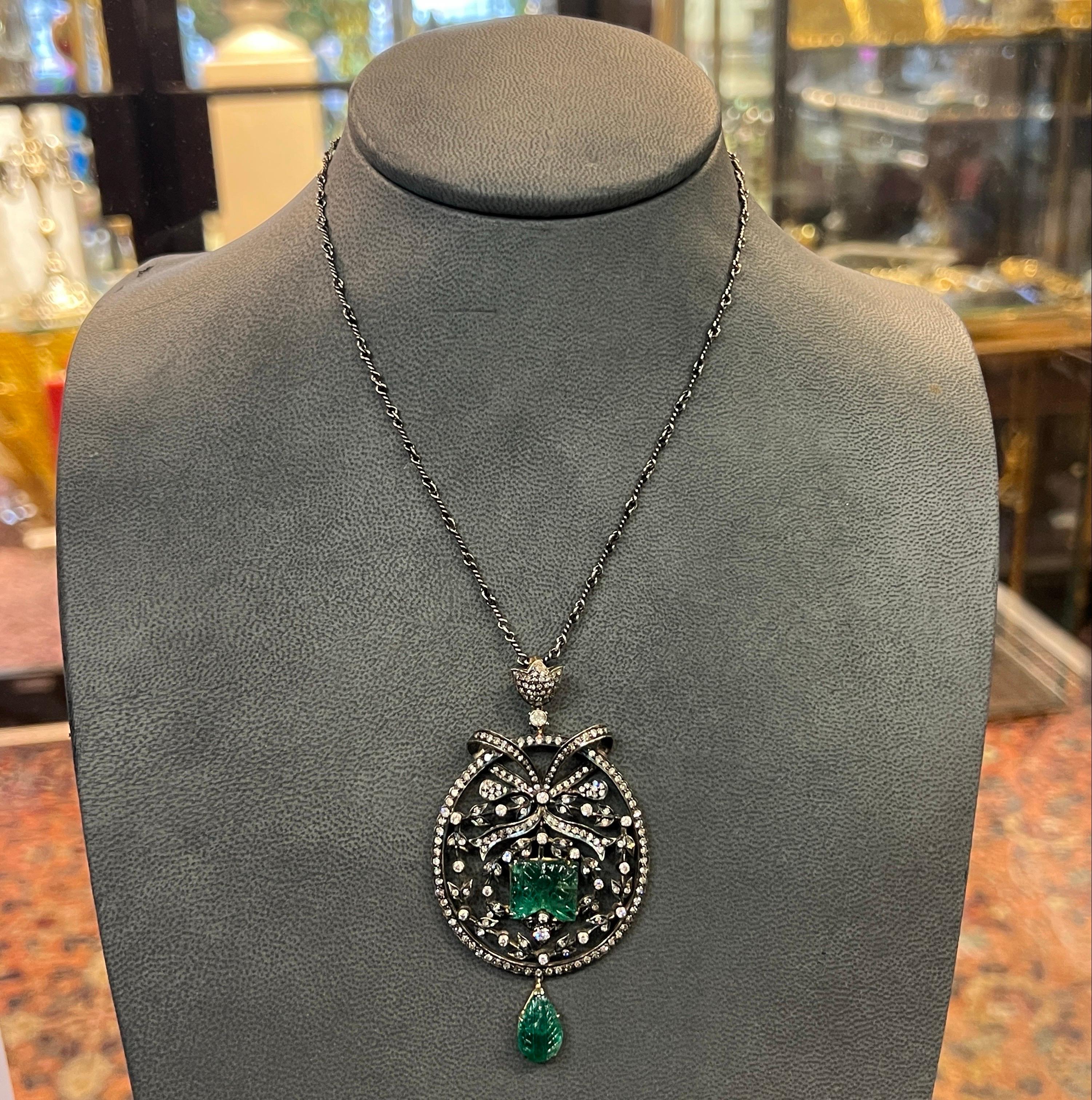 Collana con smeraldo intagliato e diamanti in vendita 1