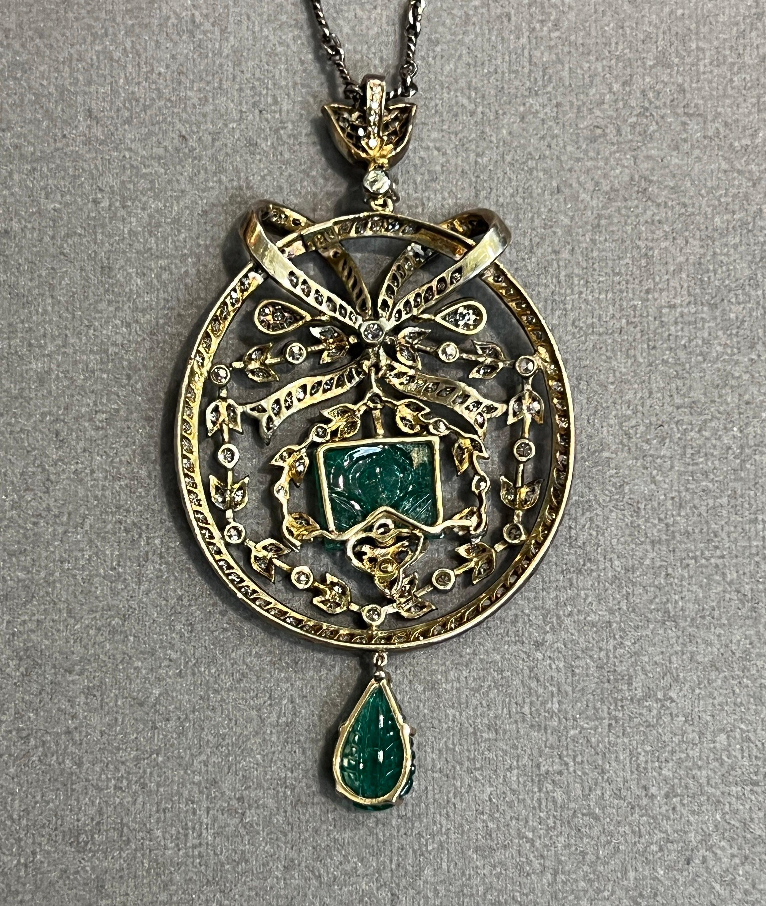 Collana con smeraldo intagliato e diamanti in vendita 2