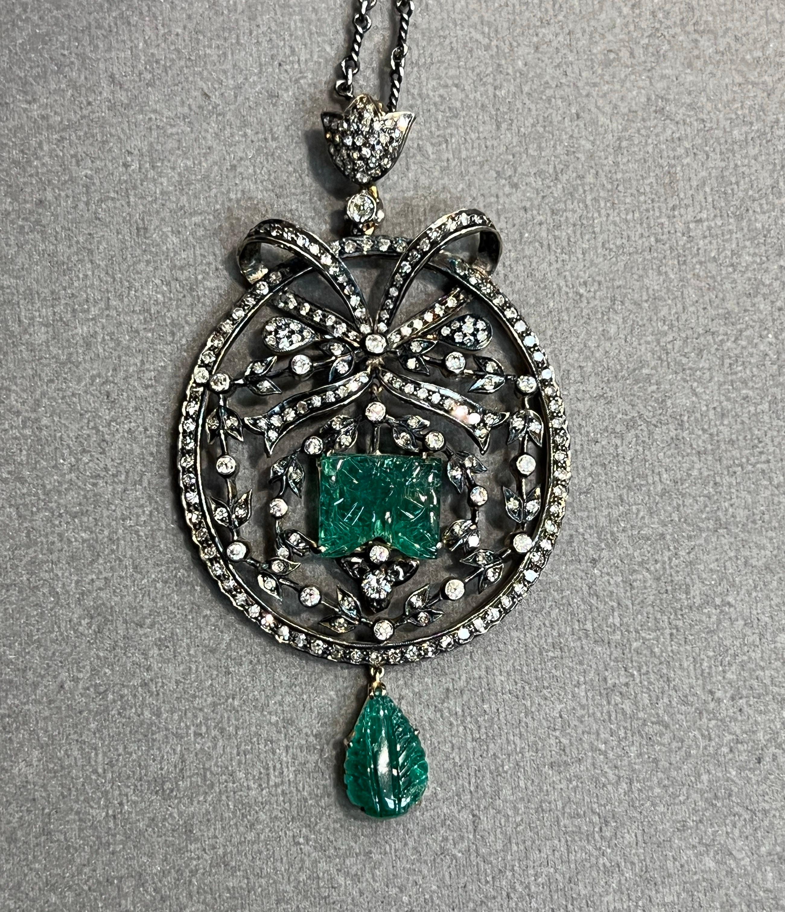 Collana con smeraldo intagliato e diamanti in vendita 3