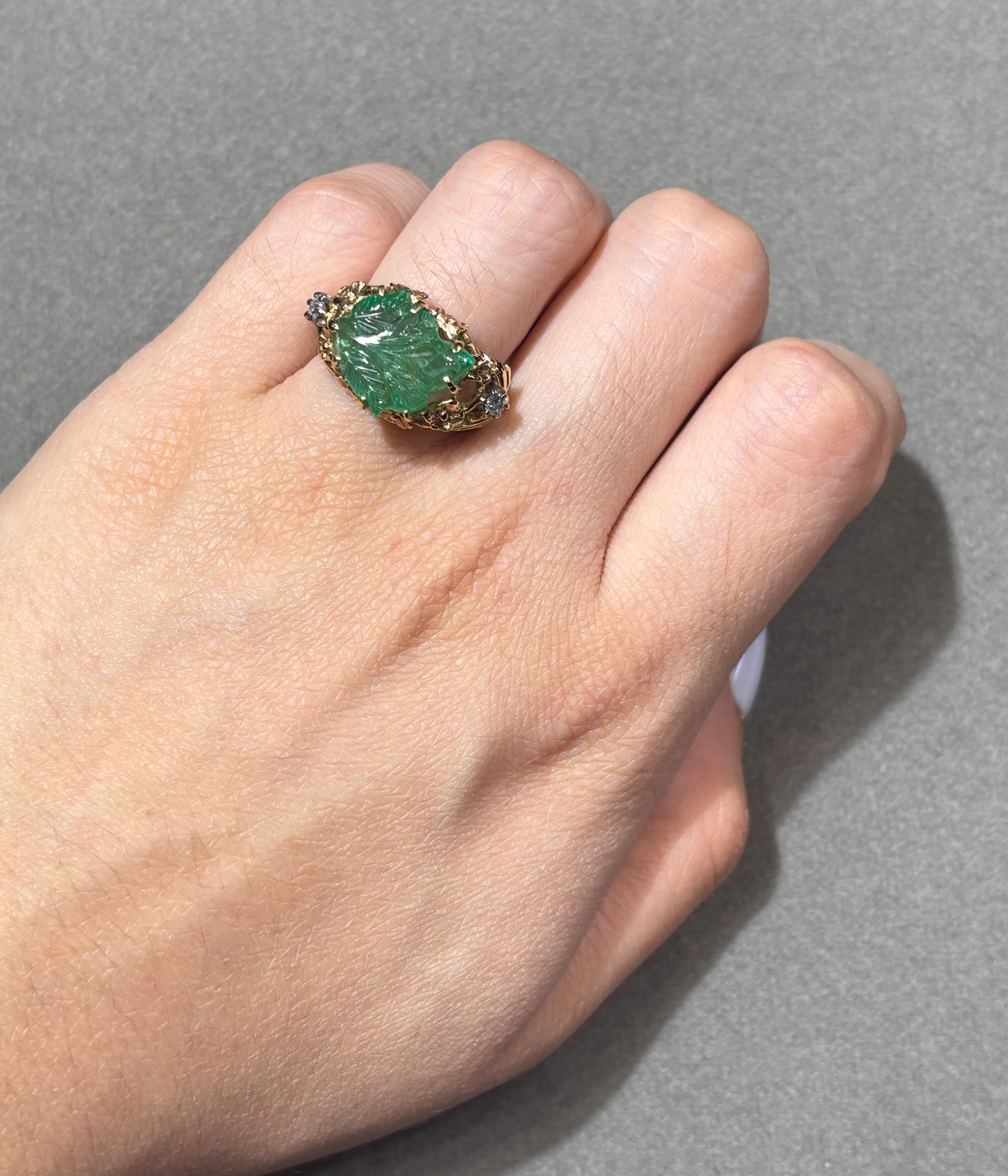 Ring mit geschnitztem Smaragd und Diamant

Ring aus Gelbgold, besetzt mit einem geschnitzten Smaragd in Form eines Blattes, akzentuiert durch zwei Diamanten im Rundschliff 

Ungefähres Smaragdgewicht: 8,05 Karat

Ringgröße: 6.75
Kostenfreie