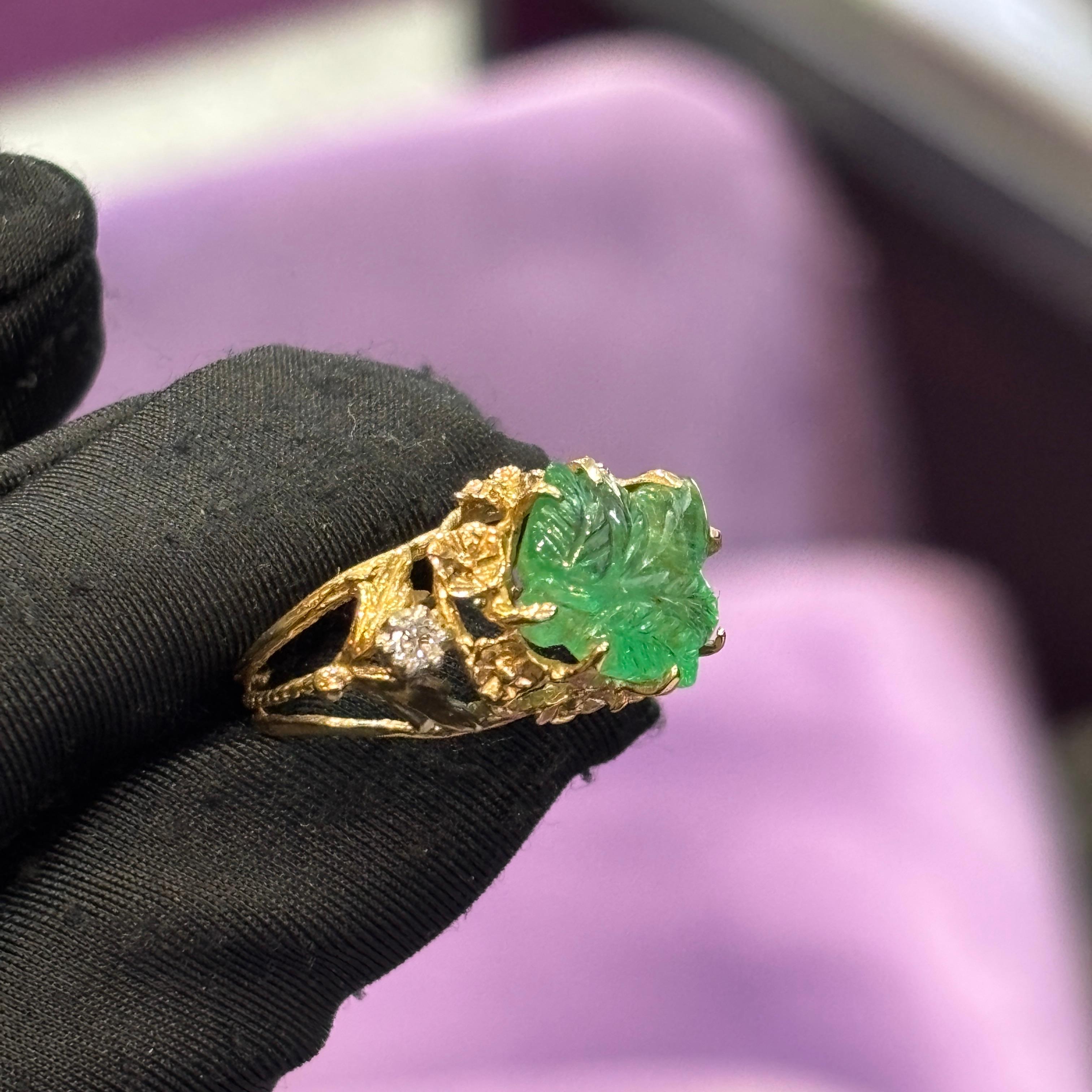 Ring mit geschnitztem Smaragd und Diamant (Gemischter Schliff) im Angebot
