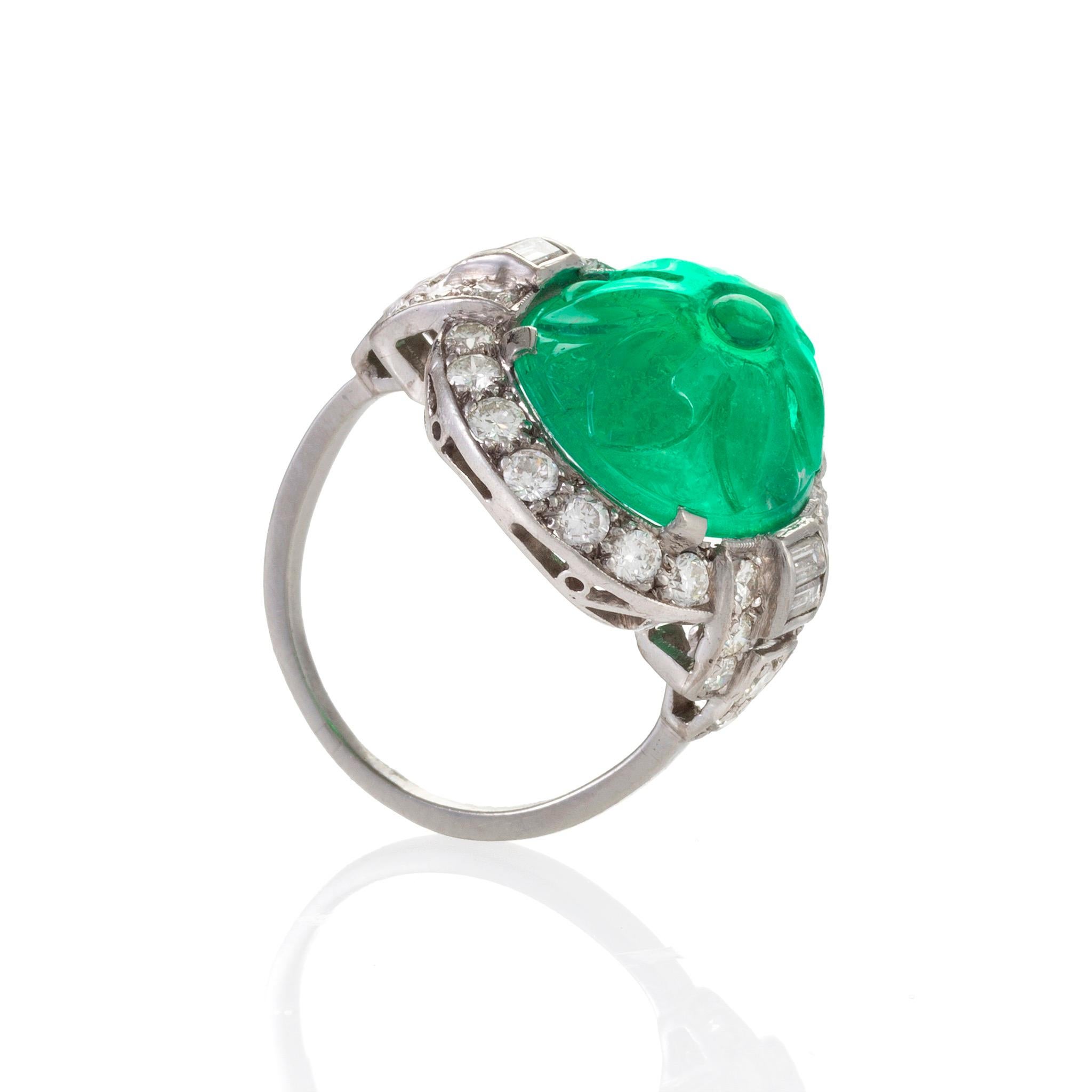 Ring mit geschnitztem Smaragd und Diamant (Art déco) im Angebot
