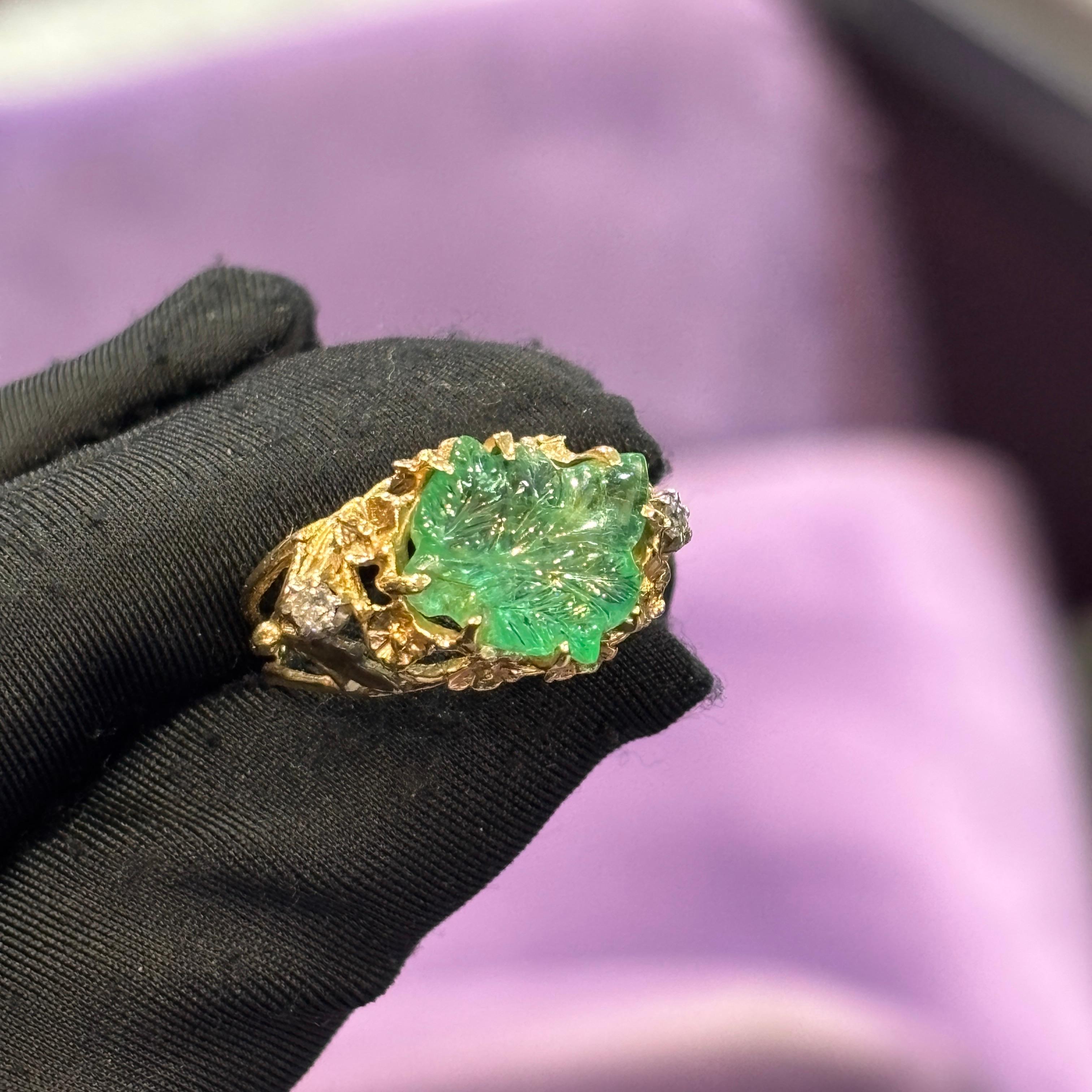 Ring mit geschnitztem Smaragd und Diamant im Zustand „Hervorragend“ im Angebot in New York, NY