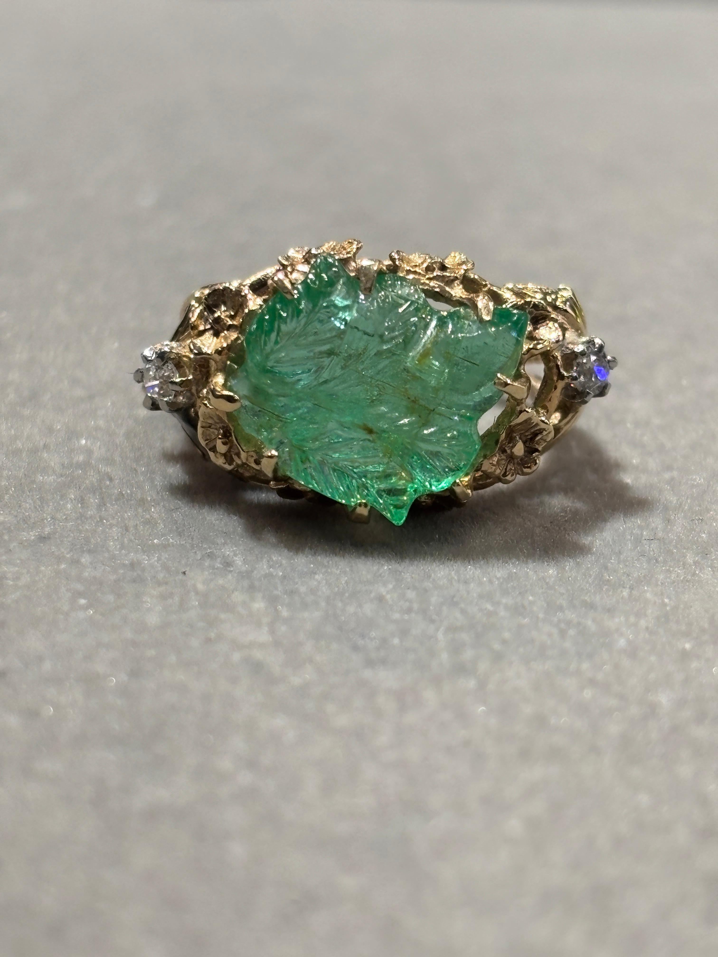Ring mit geschnitztem Smaragd und Diamant Damen im Angebot