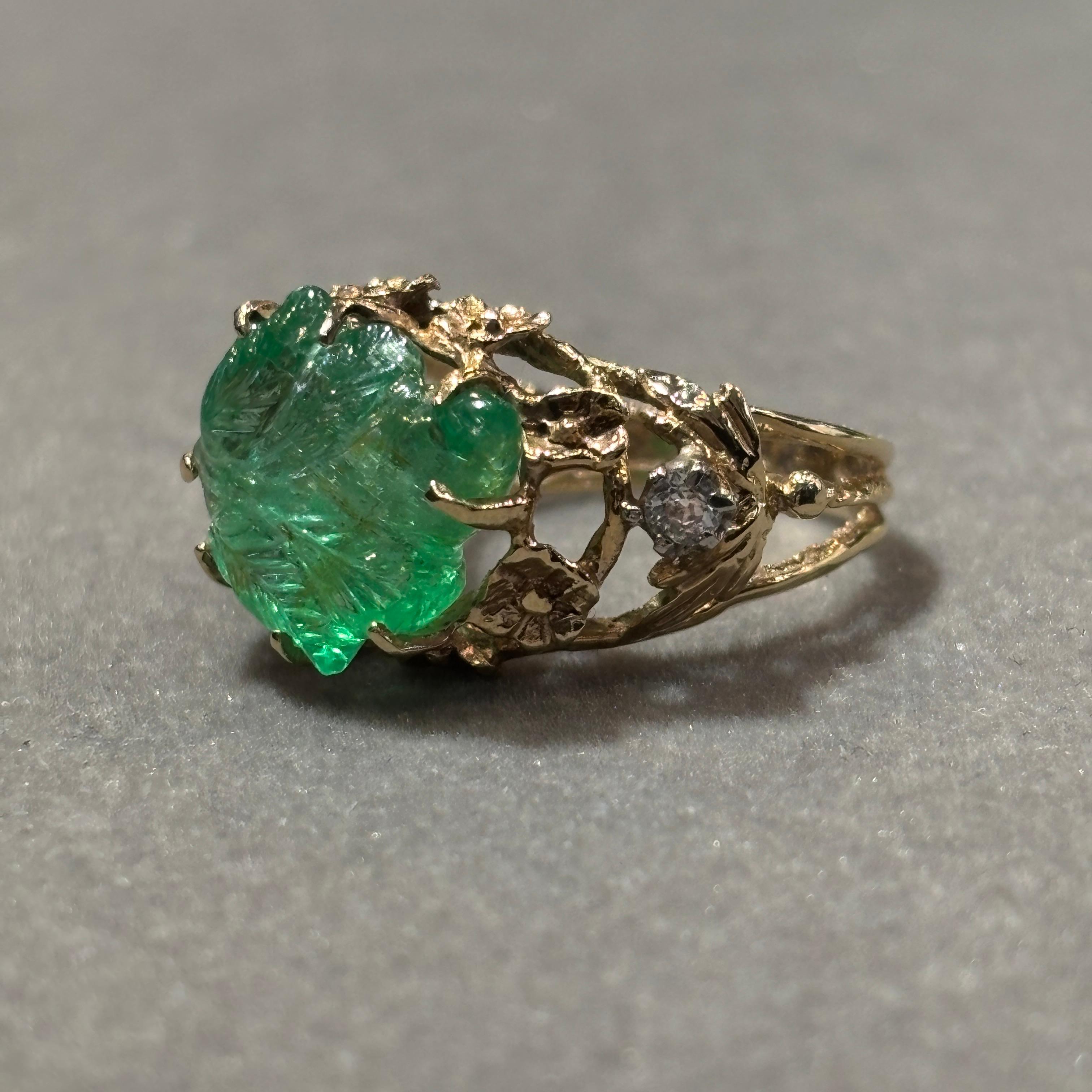 Ring mit geschnitztem Smaragd und Diamant im Angebot 1