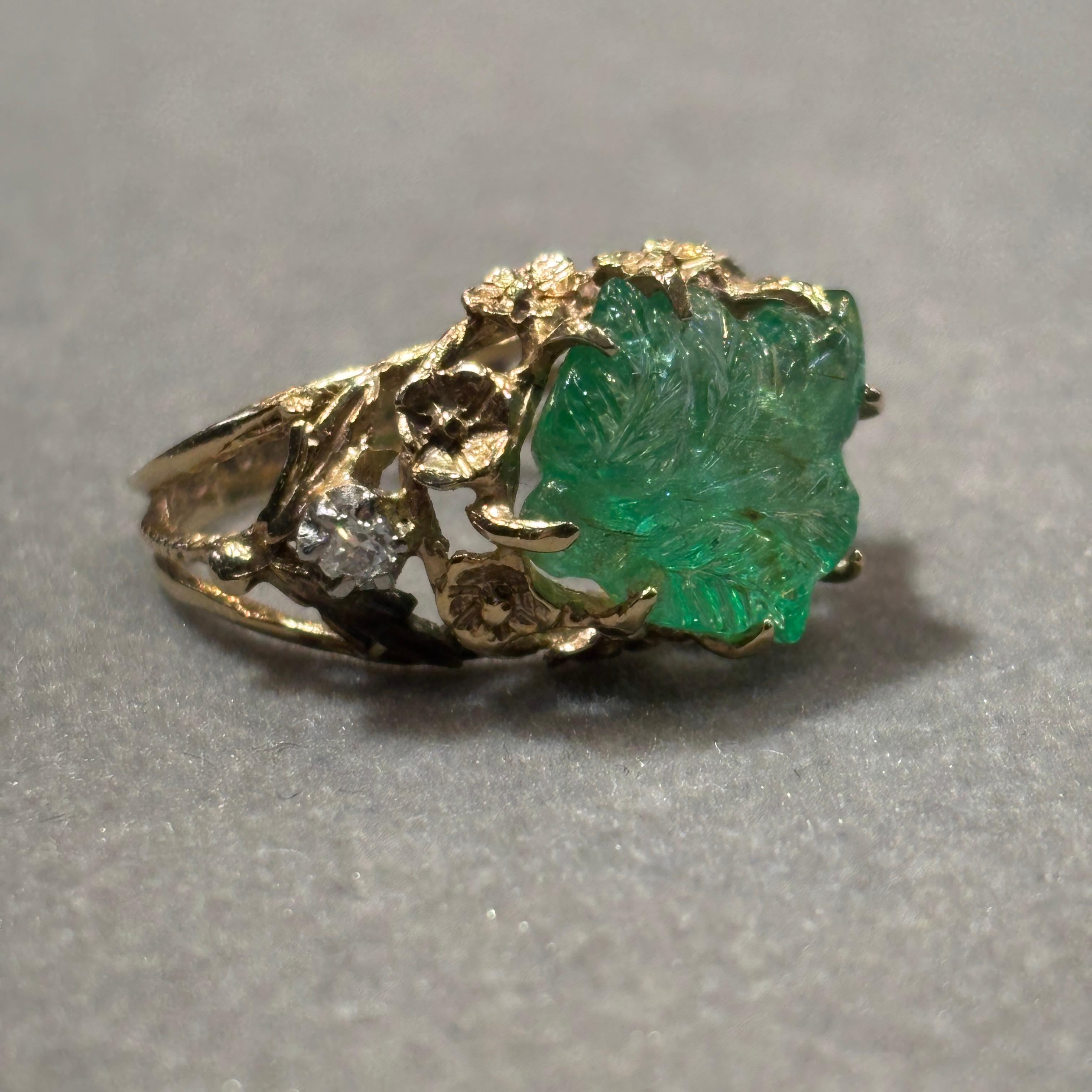 Ring mit geschnitztem Smaragd und Diamant im Angebot 3