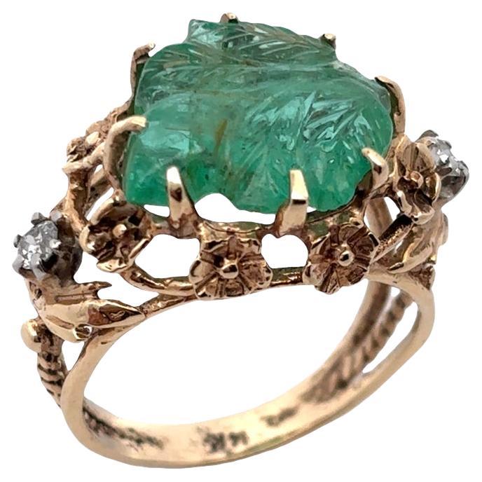 Ring mit geschnitztem Smaragd und Diamant