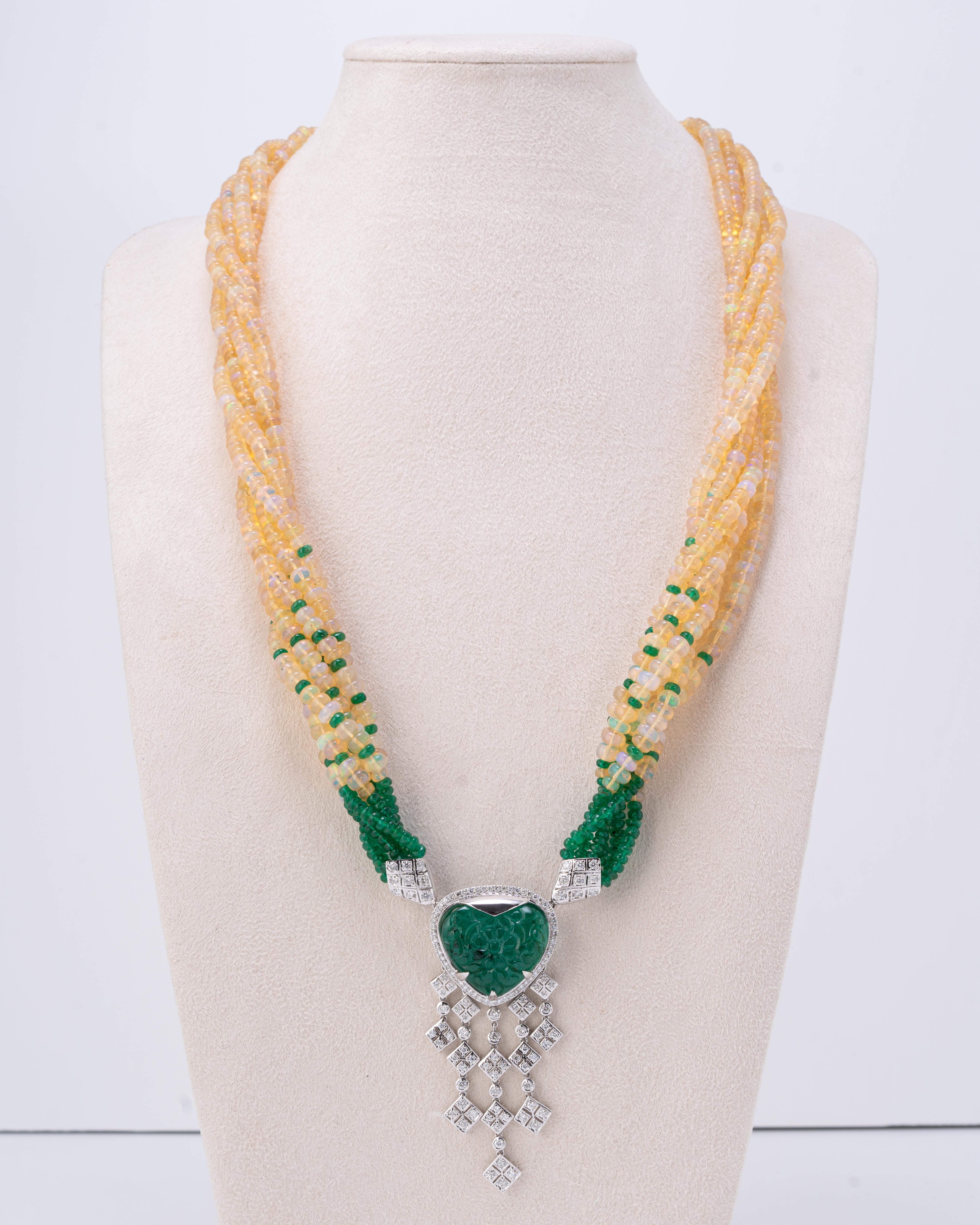 Geschnitzte Smaragd- und Opalperlen 18K Gold Mehrstrangige Halskette (Art déco) im Angebot