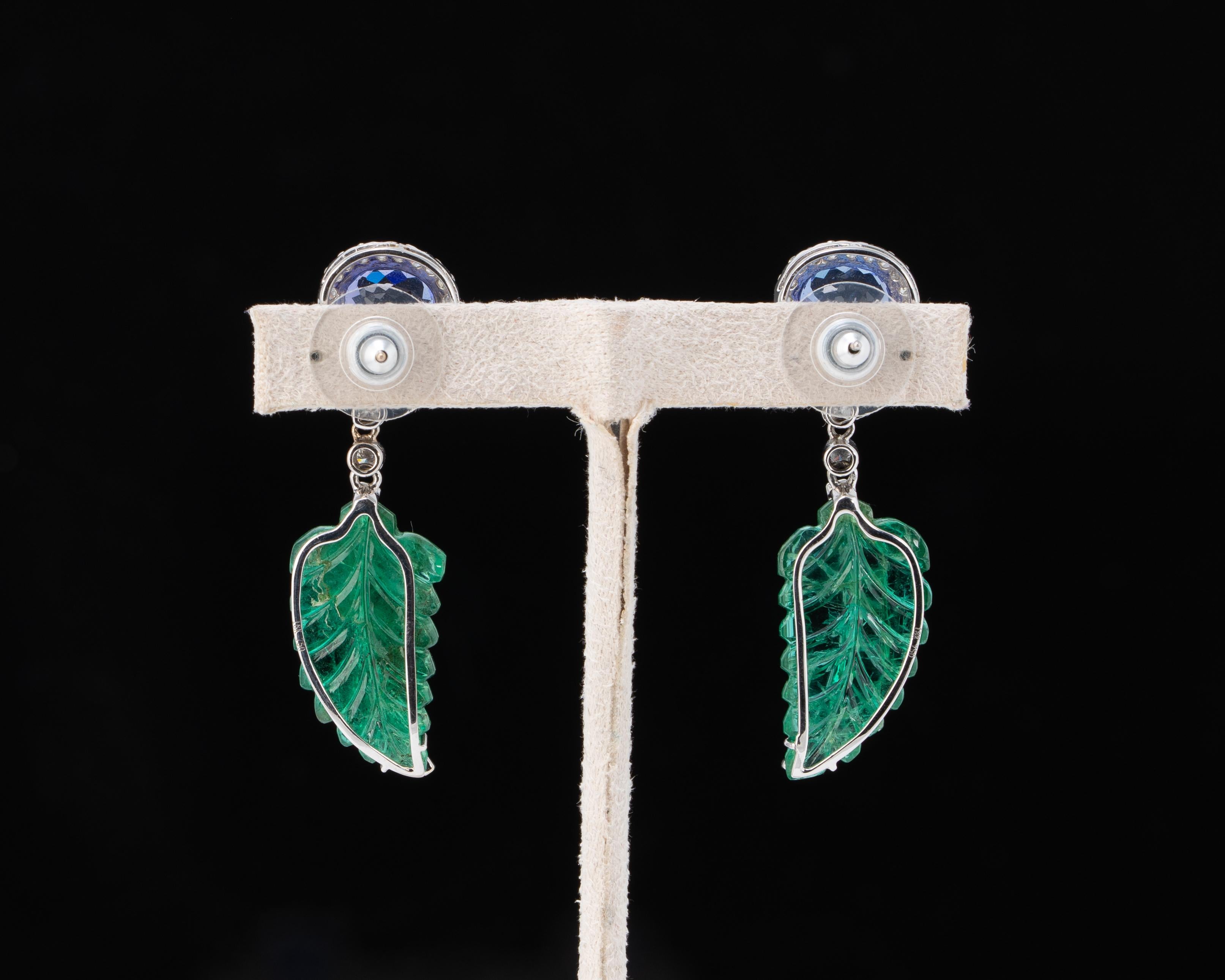 Geschnitzter Smaragd- und Tansanit-Ohrring (Ovalschliff) im Angebot