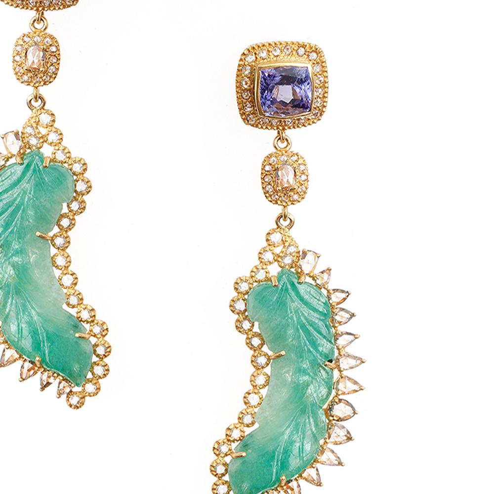 Geschnitzte Smaragd- und Tansanit-Ohrringe mit 2,62 Karat Diamanten (Zeitgenössisch) im Angebot