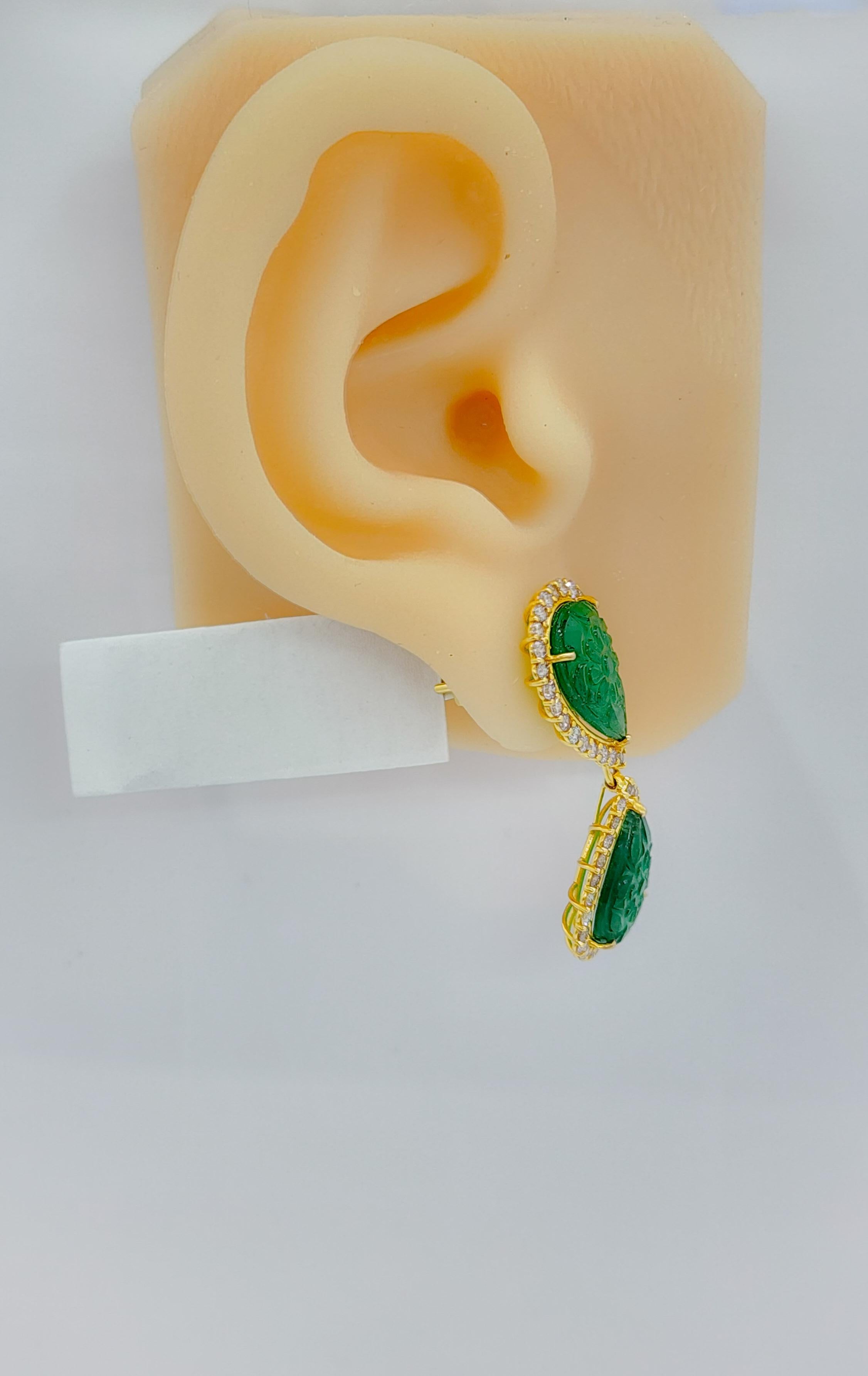 Carved Emerald and White Diamond Dangle Earrings in 18k Yellow Gold In New Condition For Sale In Los Angeles, CA