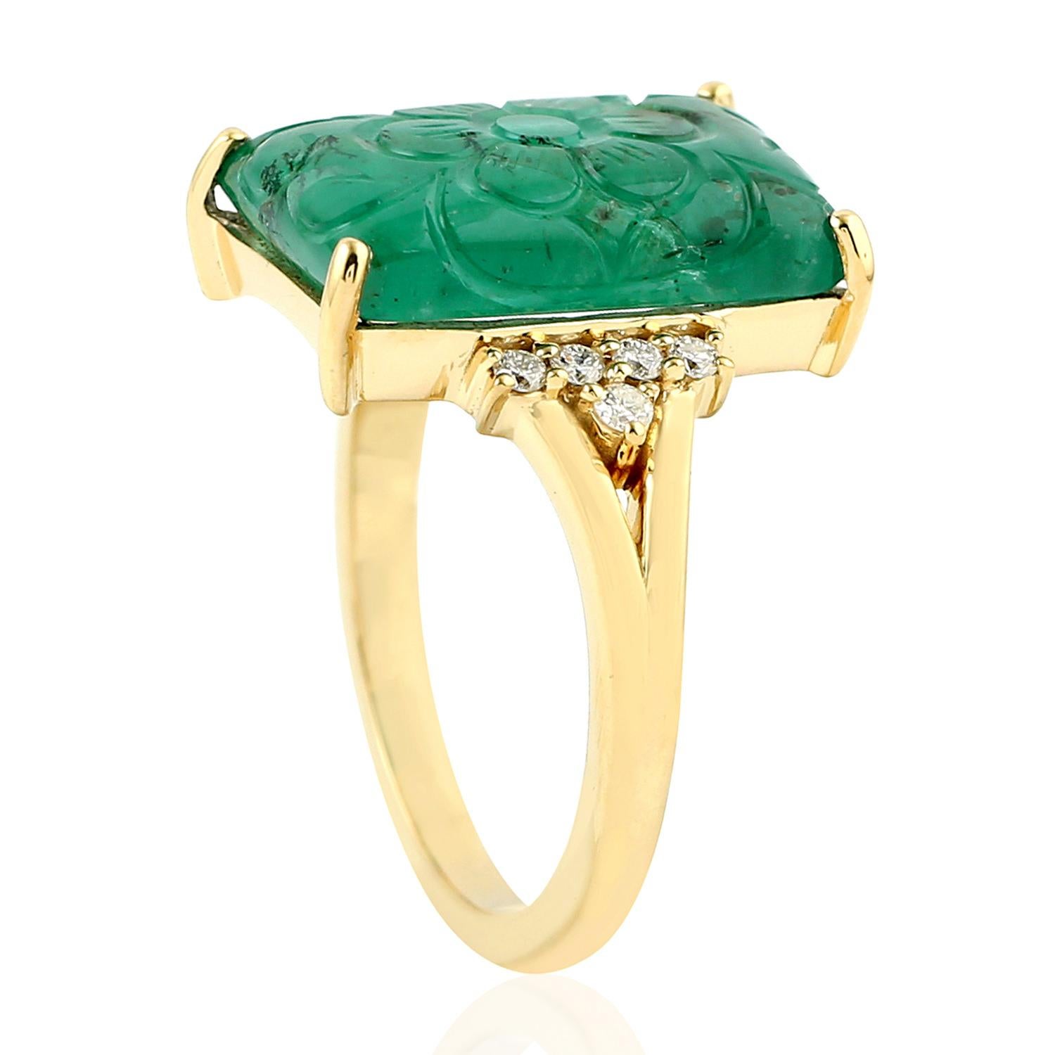 Carved Emerald Cocktail Ring with Pave Diamonds Made in 18k Gold In New Condition For Sale In New York, NY