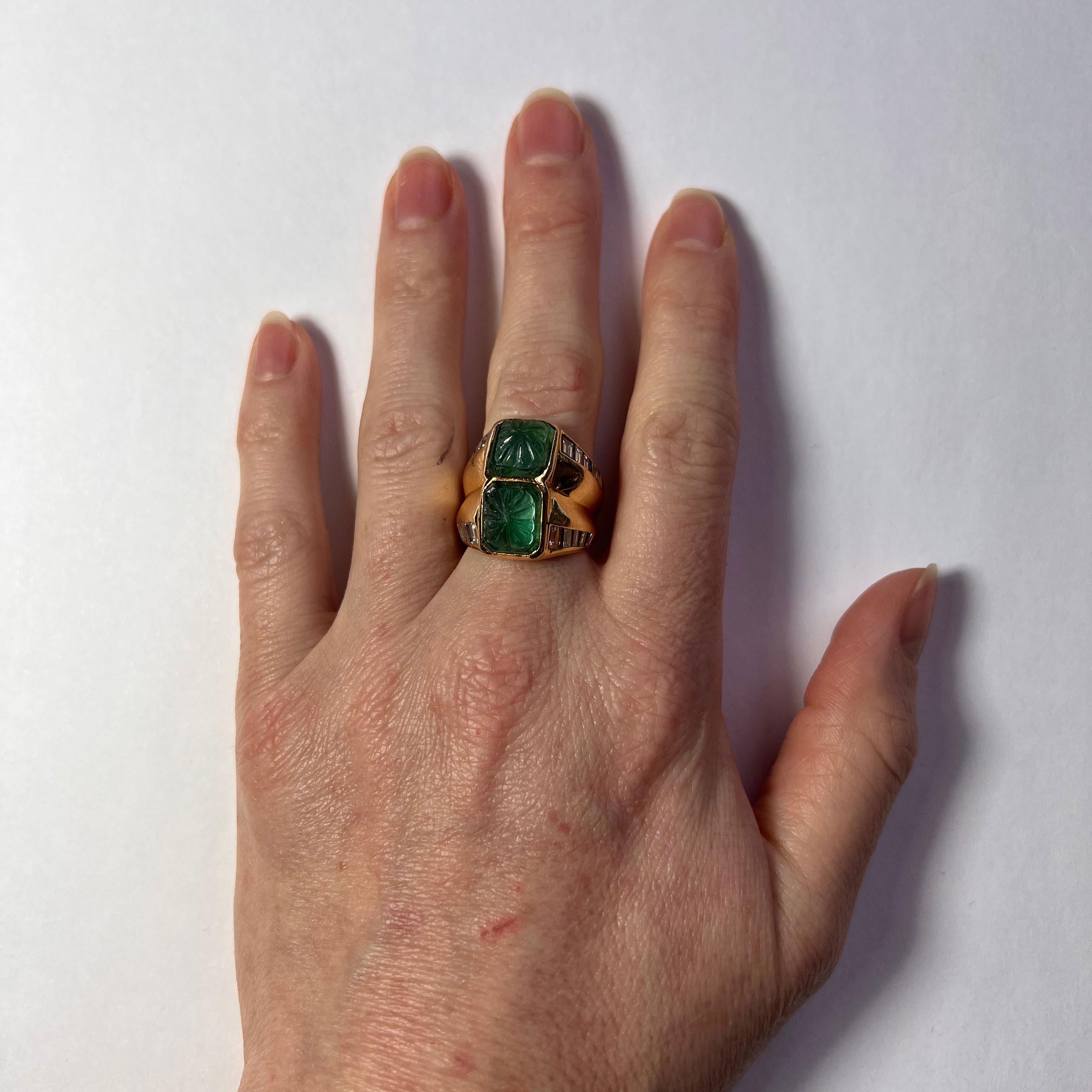 Carved Emerald Diamond Gold Ring In Good Condition In London, GB