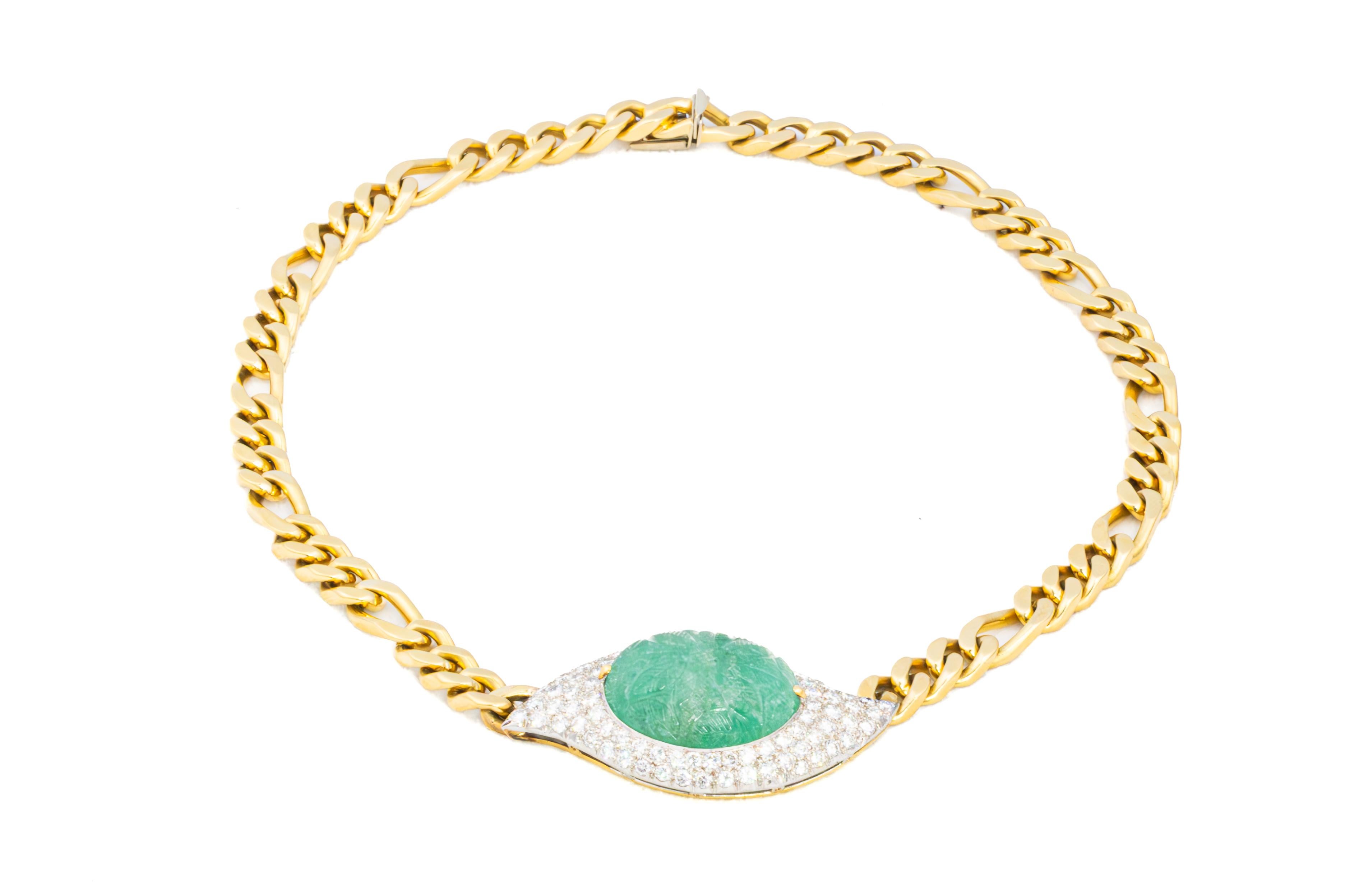 Collier à maillons en émeraudes et diamants sculptés

Description :
Ce collier audacieux des années 1980 présente au centre une émeraude ovale magnifiquement sculptée, encadrée par 119 diamants ronds étincelants. Le pendentif est monté sur une