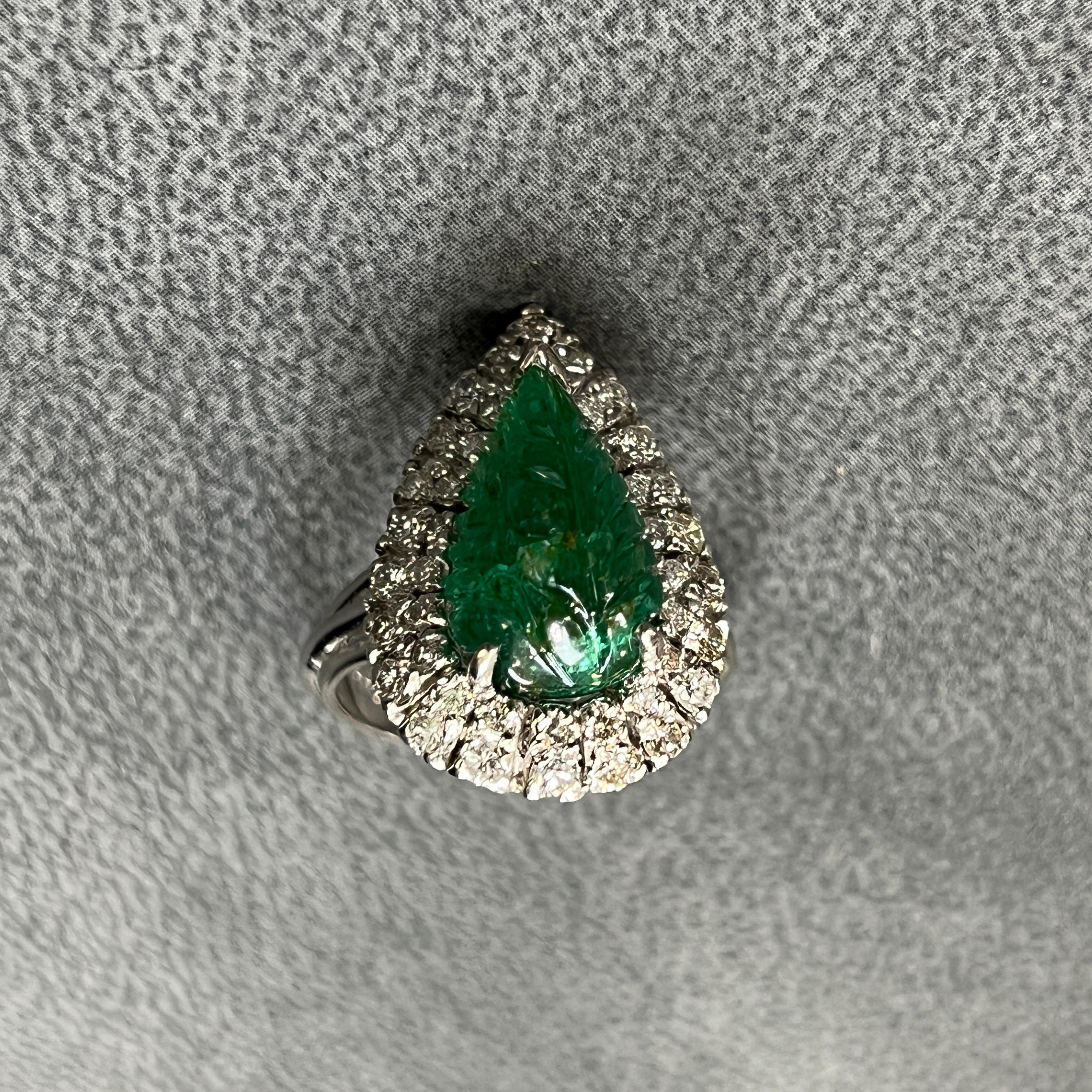 Carved Emerald & Diamond Ring In Excellent Condition For Sale In New York, NY