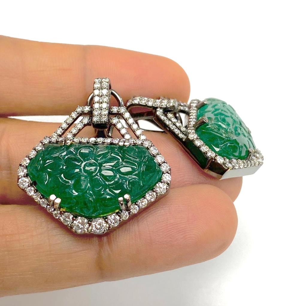 Goshwara Carved Emerald And Diamond Earrings In New Condition In New York, NY