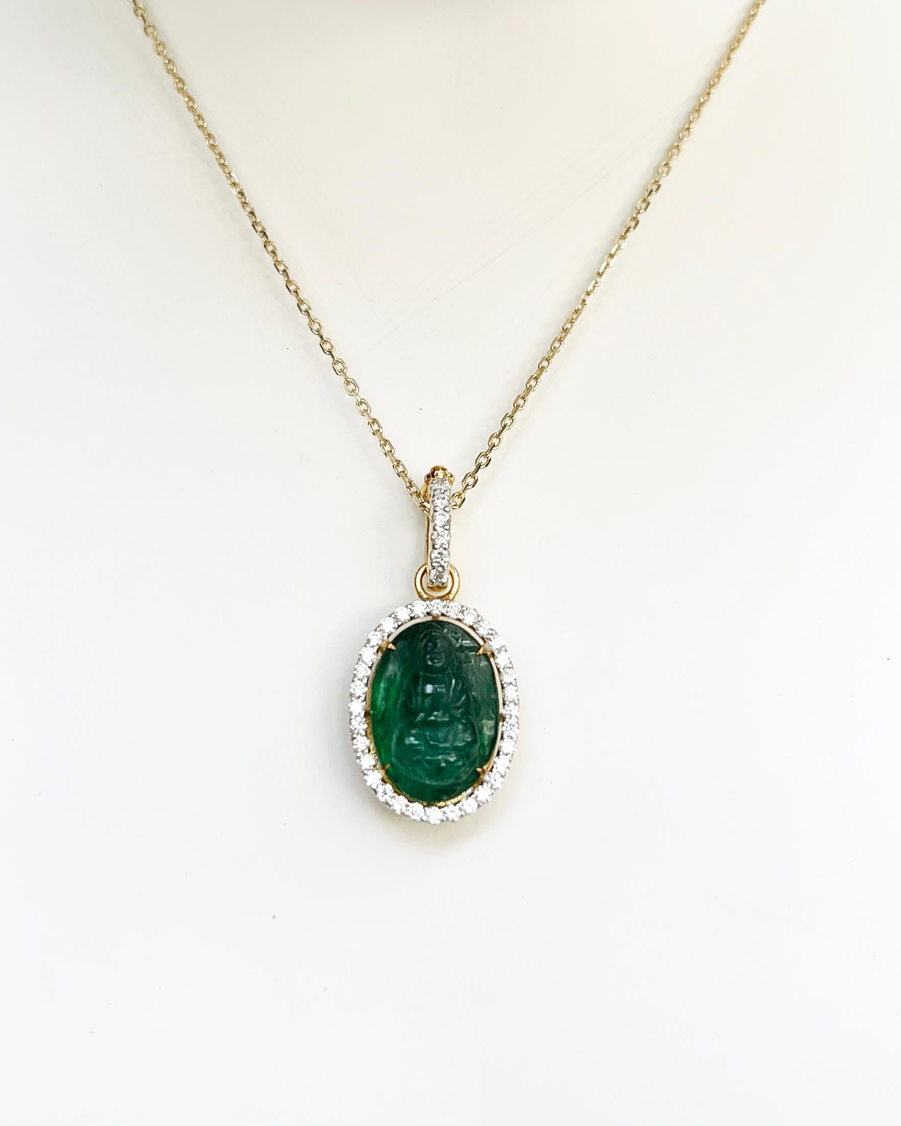 Geschnitzter Smaragd 5,56 Karat mit Diamant 0,40 Karat Anhänger in 18K Goldfassung
(Kette nicht enthalten)

Breite: 1.4 cm 
Länge: 2.9 cm
Gesamtgewicht: 4,16 Gramm

