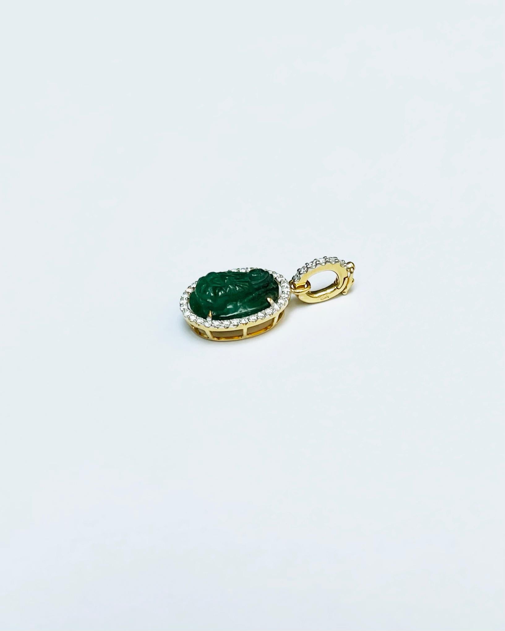 Geschnitzte Smaragd-Göttin der Gnade mit Diamant-Anhänger in 18 Karat Goldfassungen im Zustand „Neu“ im Angebot in Bangkok, TH