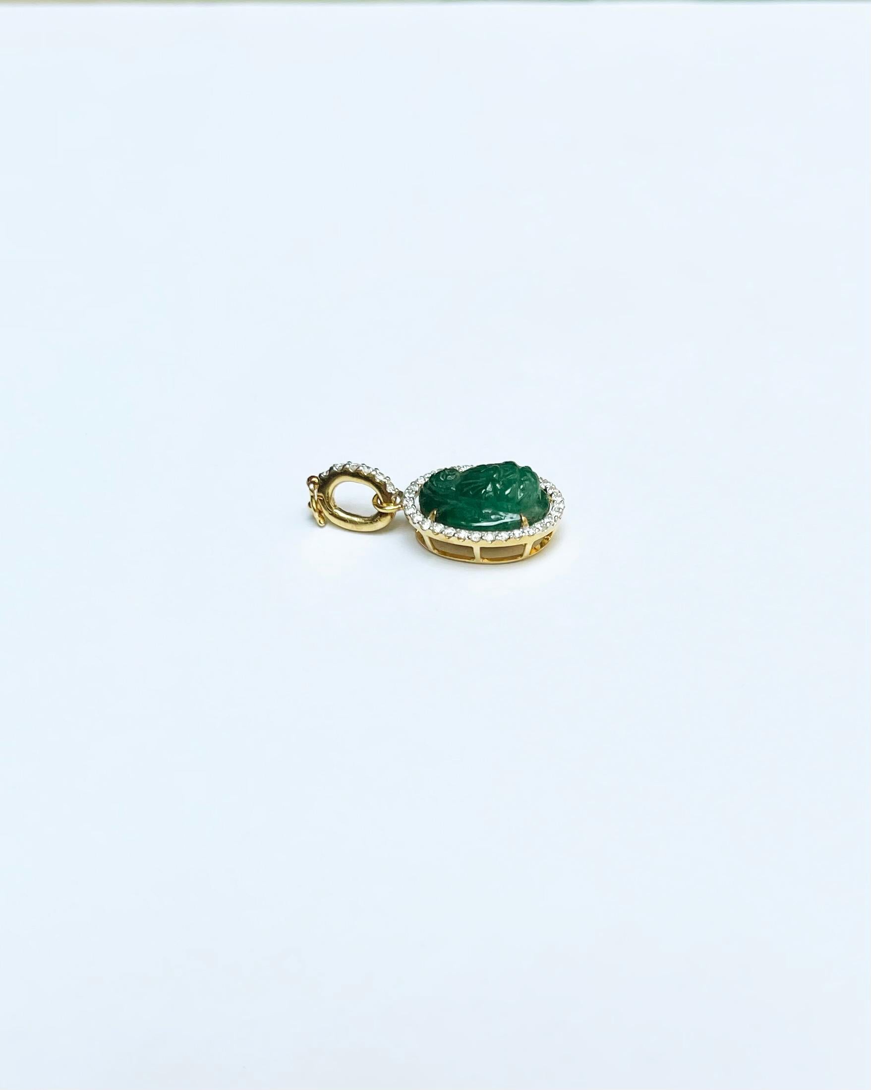 Geschnitzte Smaragd-Göttin der Gnade mit Diamant-Anhänger in 18 Karat Goldfassungen Damen im Angebot