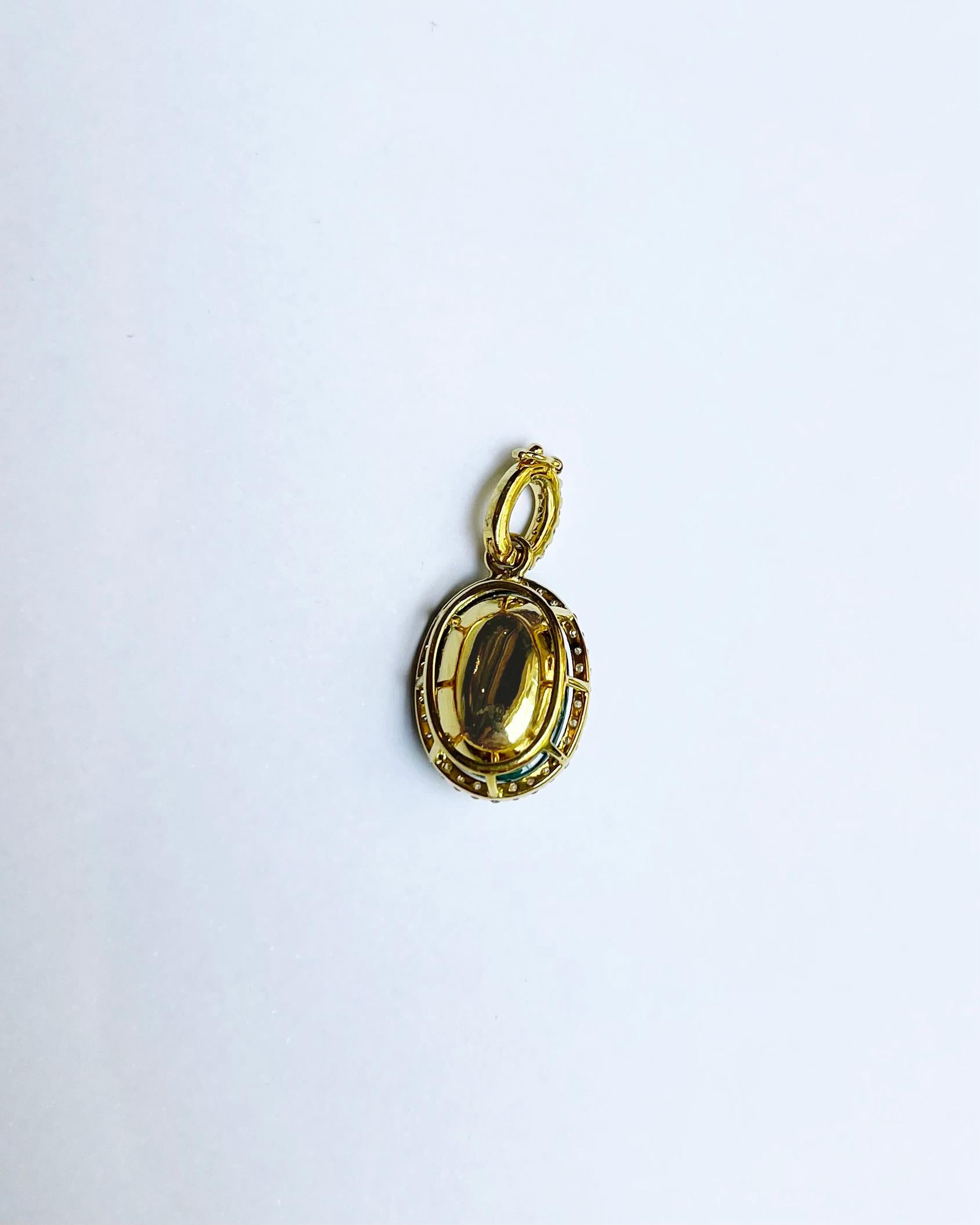 Geschnitzte Smaragd-Göttin der Gnade mit Diamant-Anhänger in 18 Karat Goldfassungen im Angebot 1