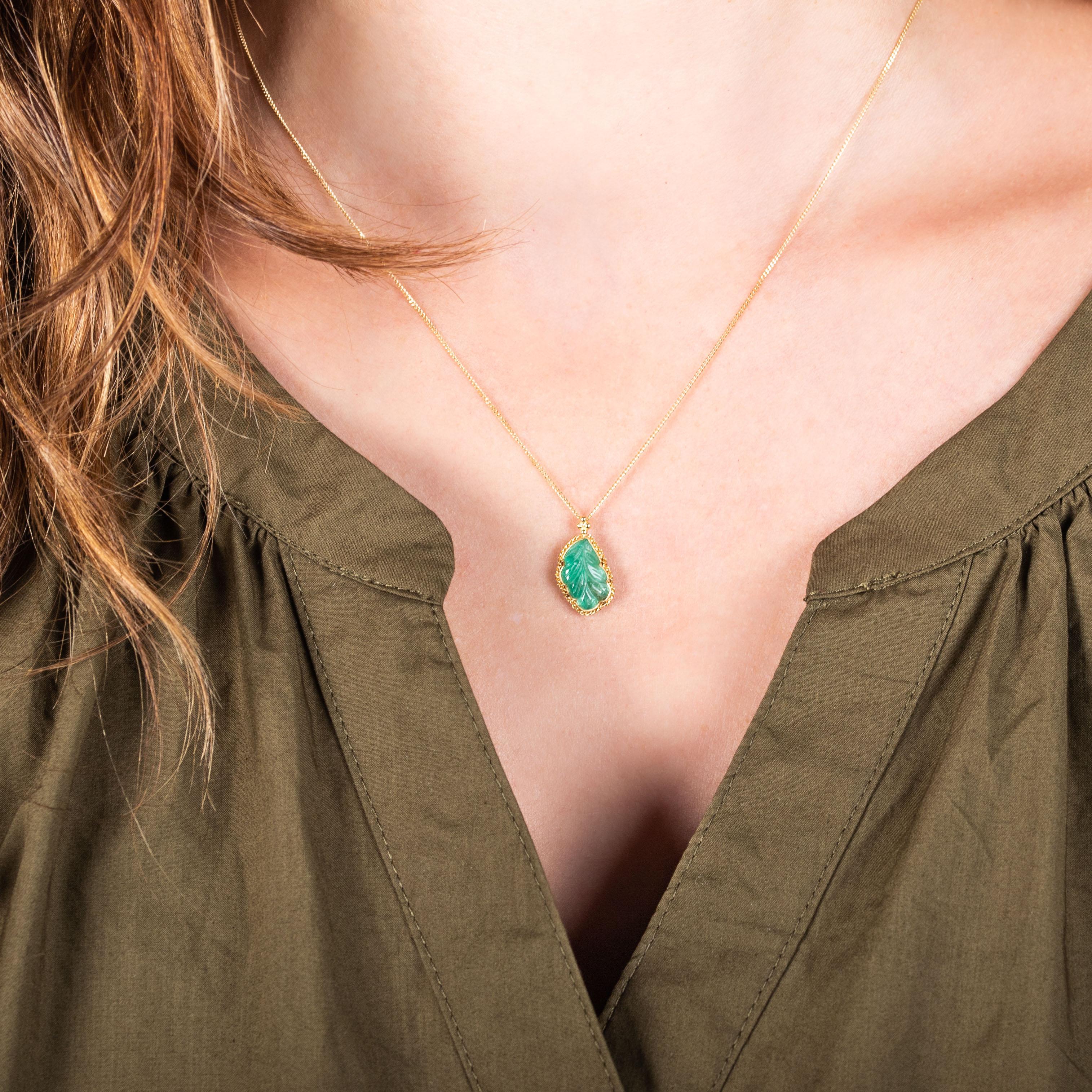 This show-stopping Emerald has been expertly carved into the shape of a leaf with delicate veins delineated by subtle grooves in the stone’s surface. Reminiscent of a rare tropical plant, the gem glows with Emerald’s famous verdant lushness.