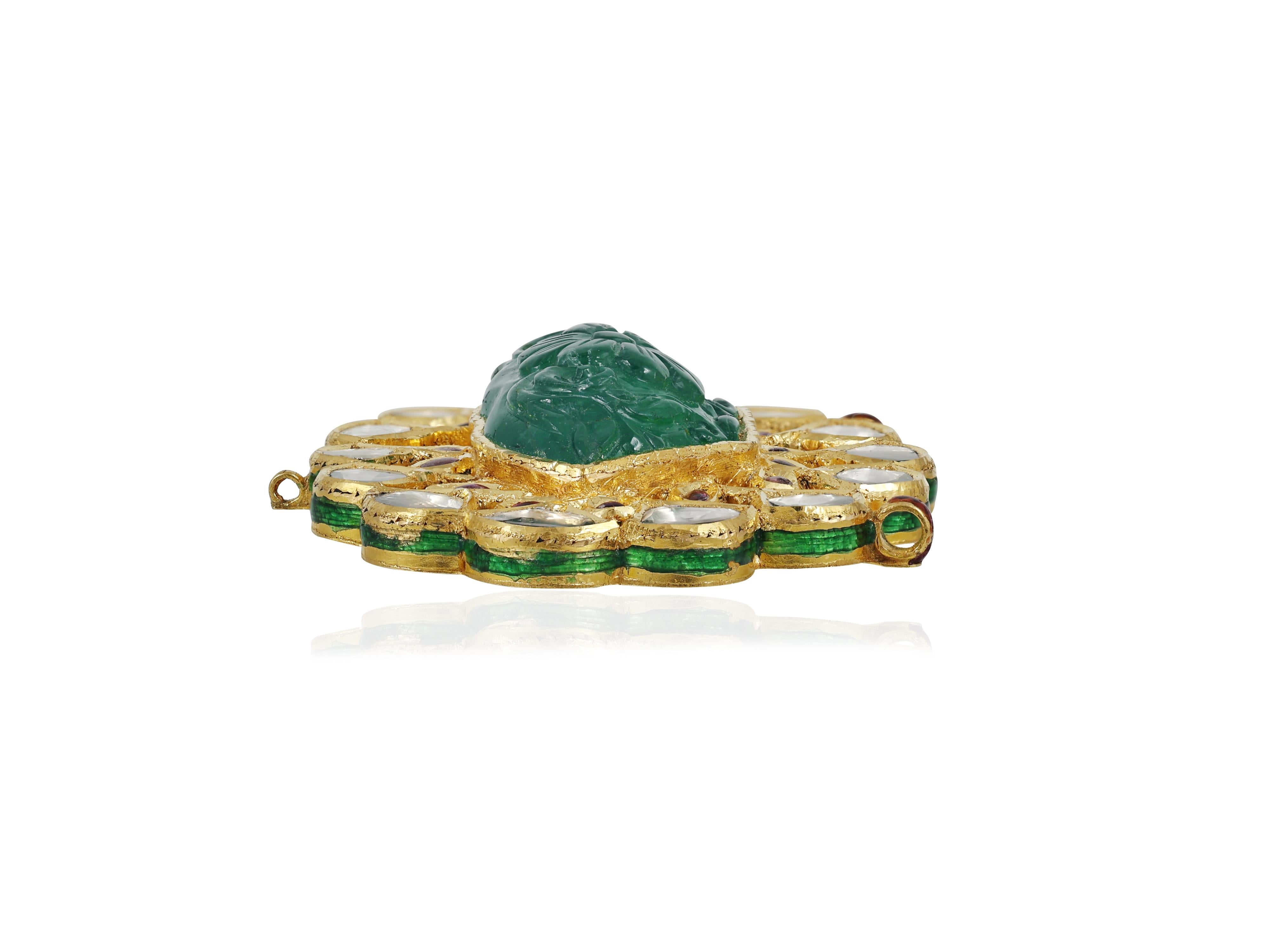 Pendente Maharaja Mughal in smeraldo intagliato con polki di diamanti e rubini in oro 22K In condizioni Nuovo in vendita a Bangkok,, TH