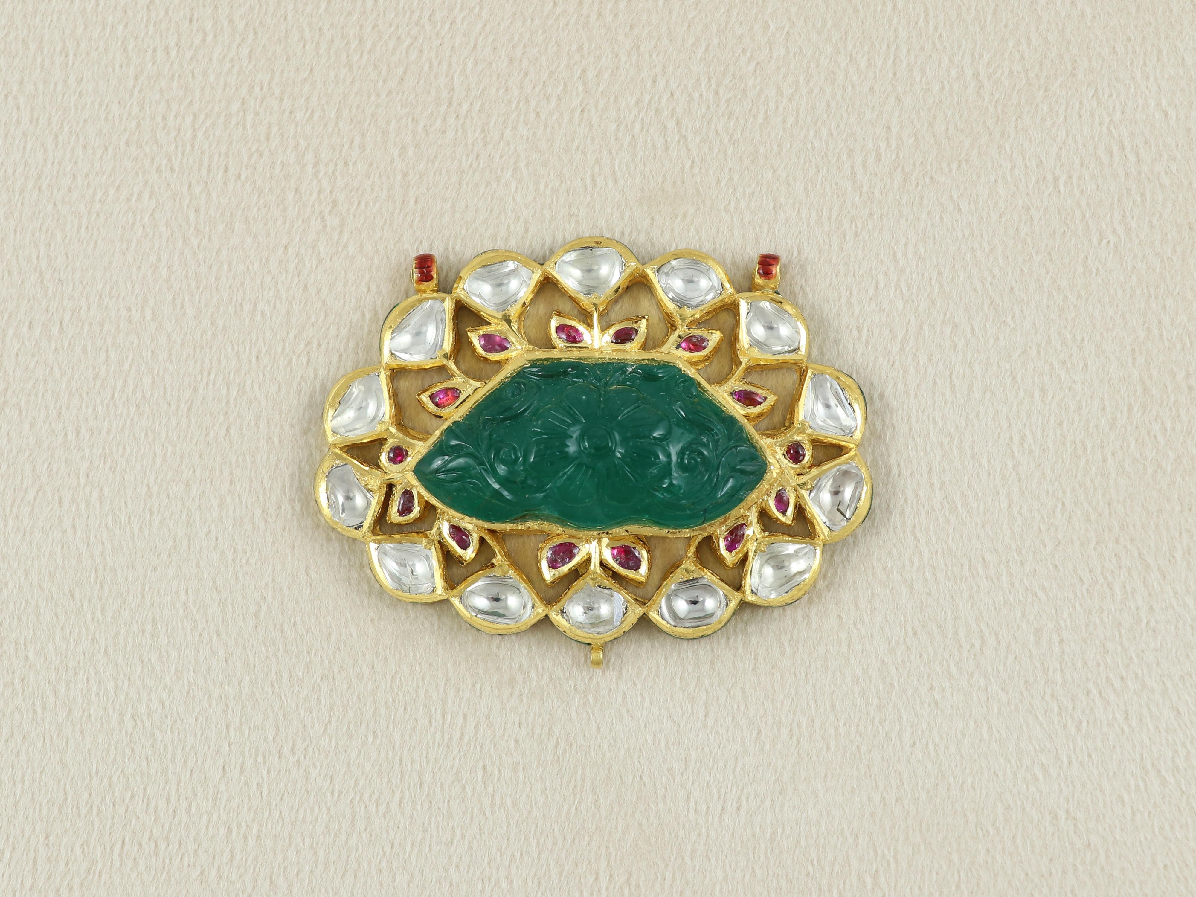 Pendente Maharaja Mughal in smeraldo intagliato con polki di diamanti e rubini in oro 22K in vendita 1