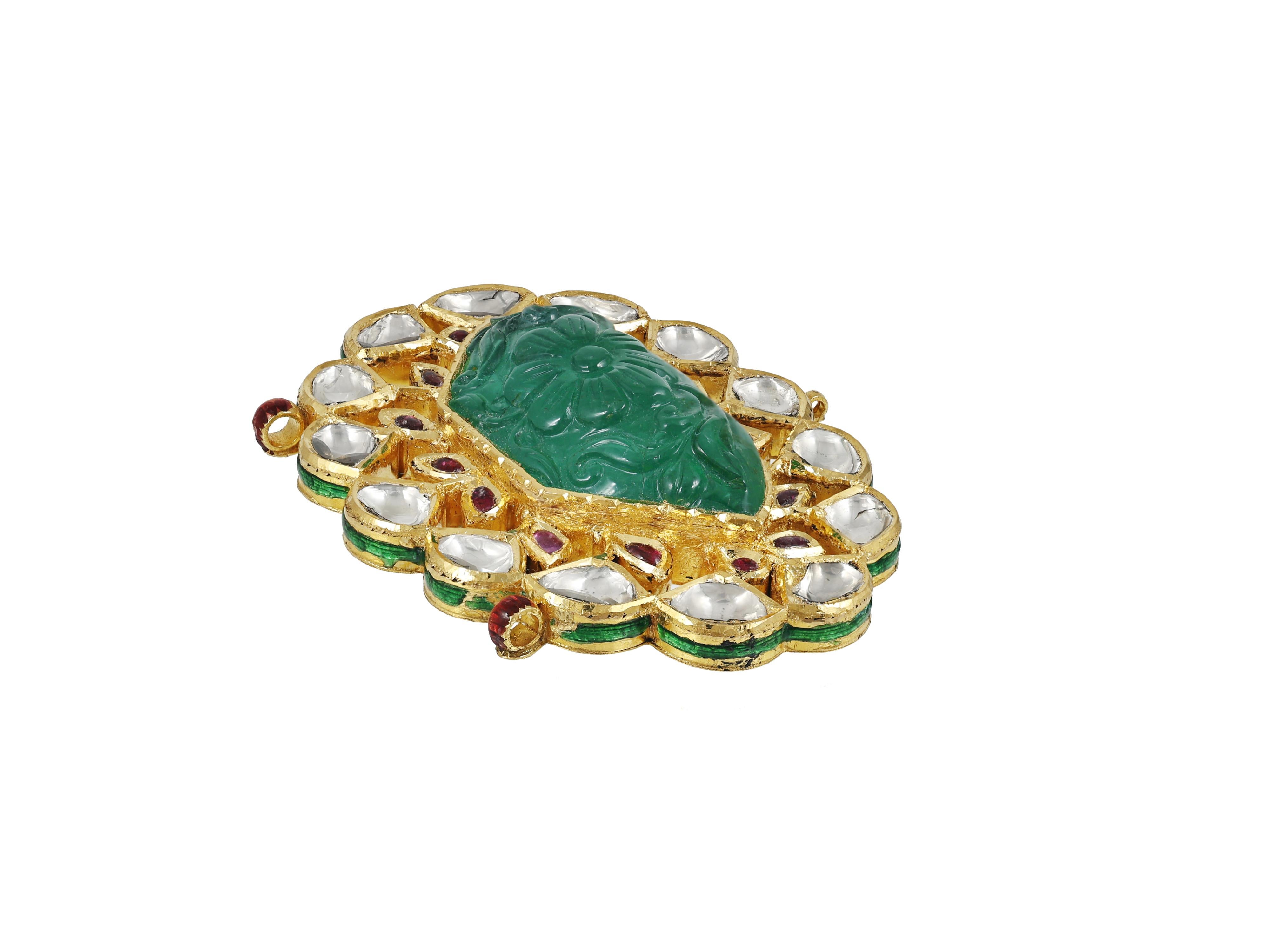 Pendente Maharaja Mughal in smeraldo intagliato con polki di diamanti e rubini in oro 22K in vendita 3