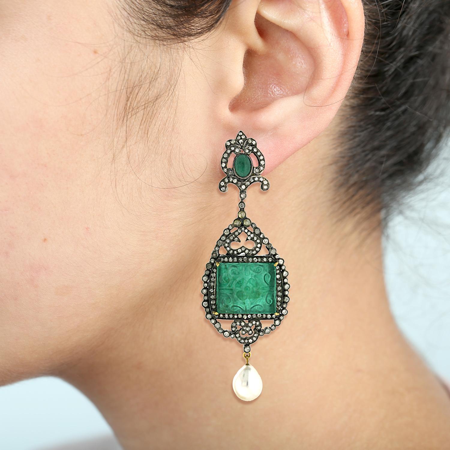 18KT Gold:1.81gms
Diamond:3.91cts
SiIver:19.04gms
Emerald:49.65cts
Pearl:12.9cts
